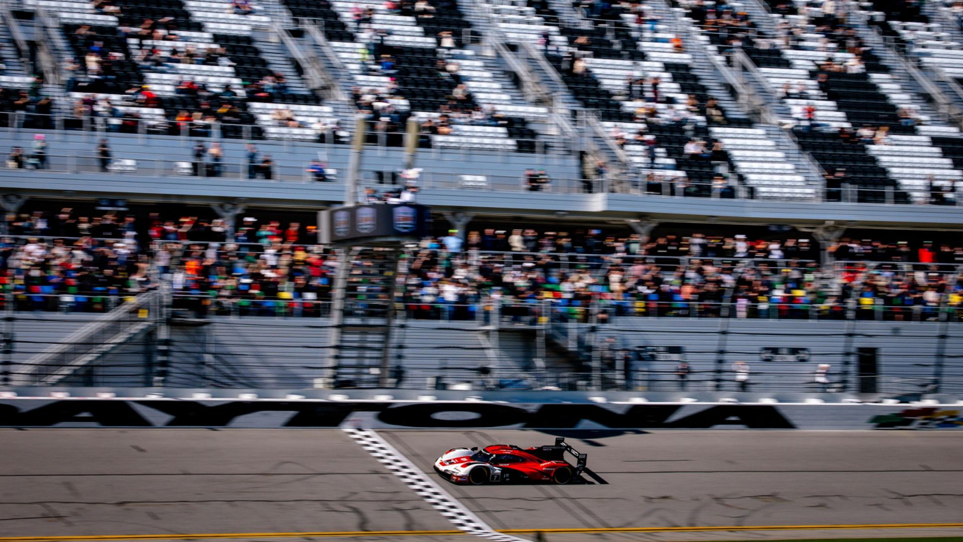 Porsche 963, Porsche Penske Motorsport (nº 7), Felipe Nasr (BRA), Nick Tandy (GB), Laurens Vanthoor (BEL), carrera, 24 Horas de Daytona, campeonato IMSA, 2025, Porsche AG