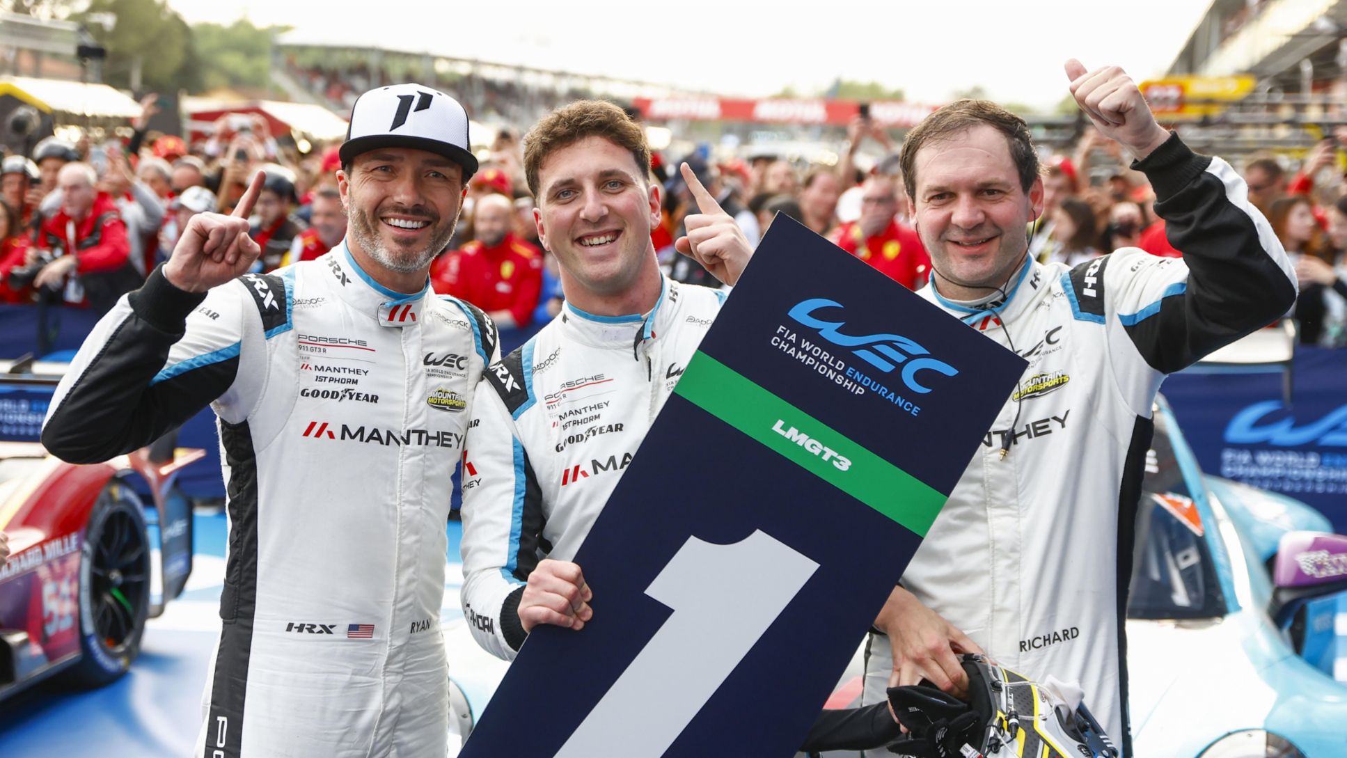 Ryan Hardwick (EE. UU.), Riccardo Pera (ITA) y Richard Lietz (Austria) (i-d), Manthey 1st Phorm (nº 92), 6 Horas de Ímola, Campeonato del Mundo de Resistencia FIA (WEC), 2025, Porsche AG