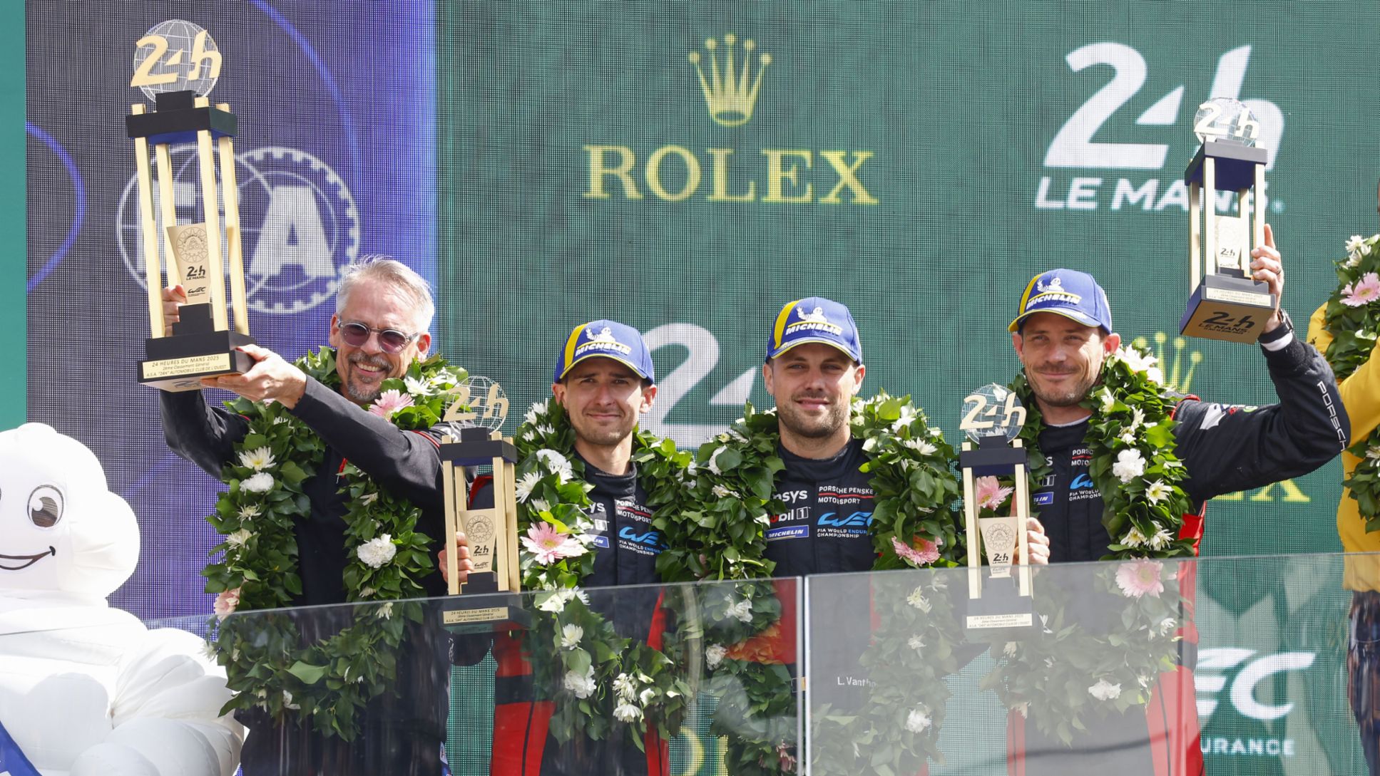 Thomas Laudenbach (Vicepresidente de Porsche Motorsport), Matt Campbell (Australia), Laurens Vanthoor (BEL) y Kévin Estre (FRA) (i-d), Porsche Penske Motorsport (nº 6), 24 Horas de Le Mans, Campeonato del Mundo de Resistencia FIA (WEC), 2025, Porsche AG