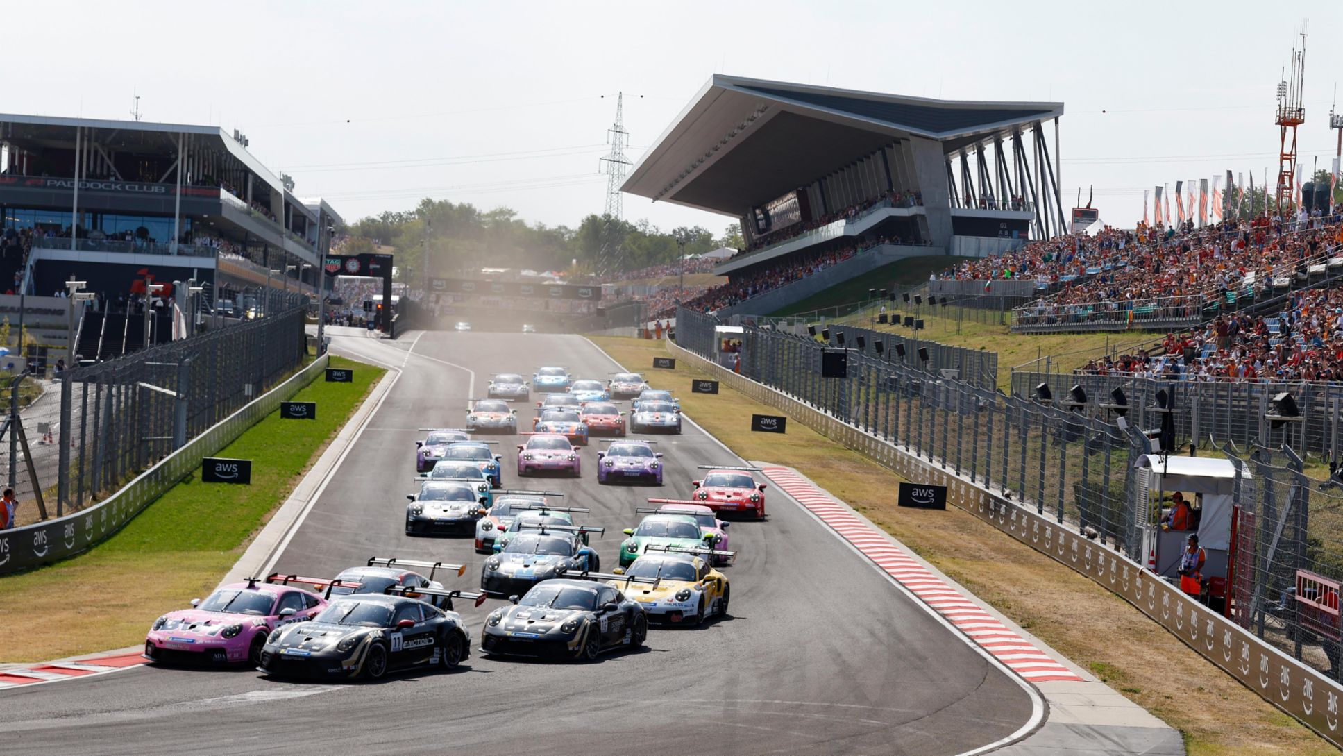 Salida, delante Marcus Amand (FIN), BWT Lechner Racing (n&ordm; 2) y Chester Kieffer (LUX), Schumacher CLRT (n&ordm; 11) (i-d), Porsche 911 Cup, Porsche Mobil 1 Supercup, Hungr&iacute;a, 2026, Porsche AG