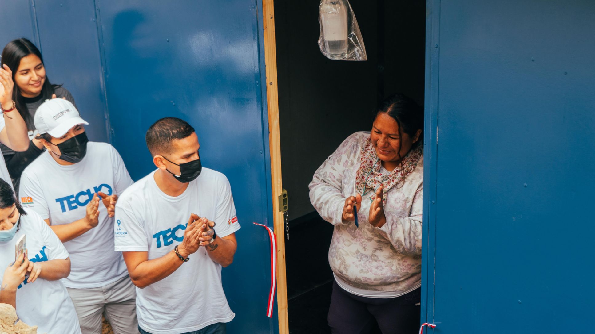 Alegría durante la entrega oficial de las casas en el asentamiento humano La Capilla, ubicado en el distrito de San Juan de Miraflores, en el sur de Lima.