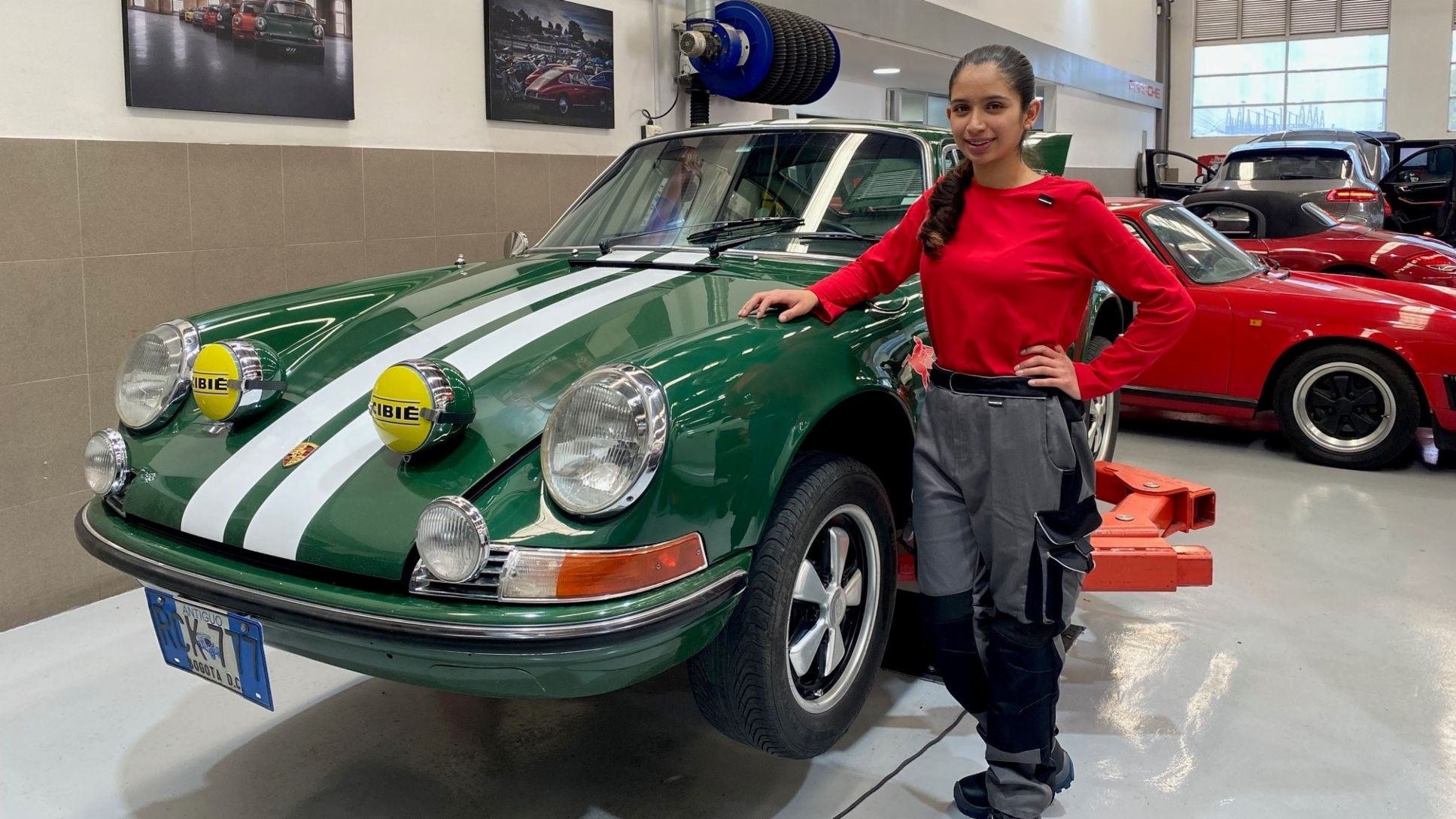 Daniela Parra, la única auxiliar técnica automotriz en los talleres Porsche de América Latina.