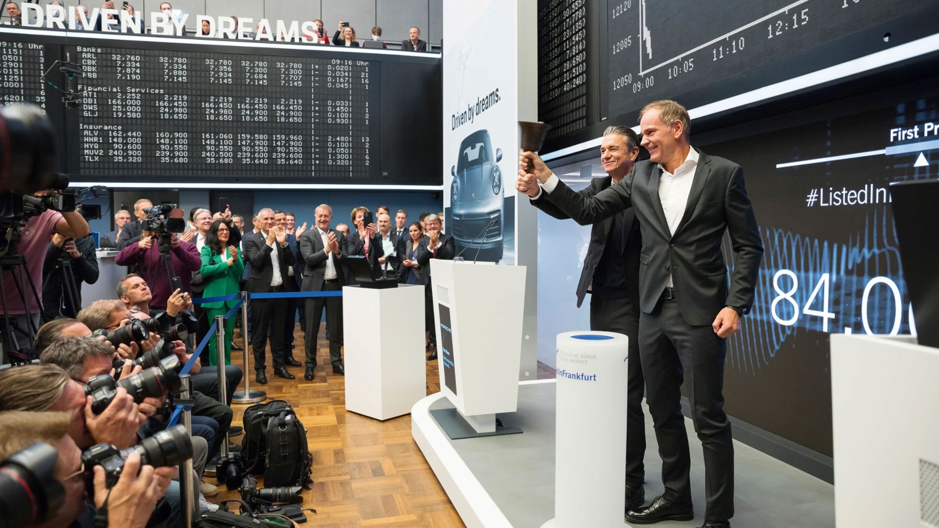 El 29 de septiembre de 2022, en Fráncfort, Oliver Blume (d) y Lutz Meschke tocan la campana de la bolsa, un símbolo de que ya está abierta la sesión de negocios con la acción de Porsche.
