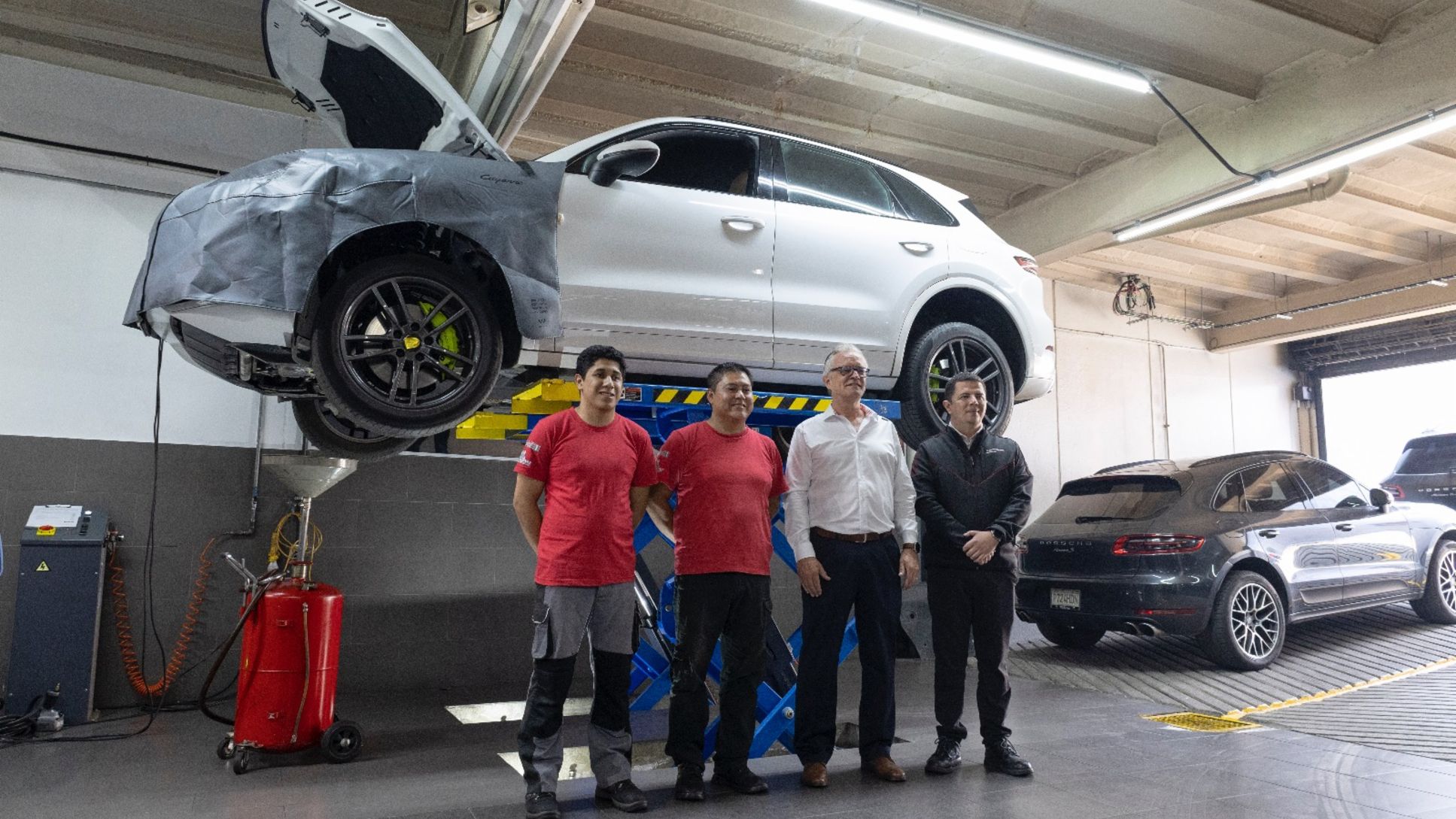 De izquierda a derecha:  Luis García, técnico Porsche; Gustavo Monzón, capitán de técnicos; Christian Feucht, gerente de postventa; Marco García, jefe de taller Porsche en Guatemala.