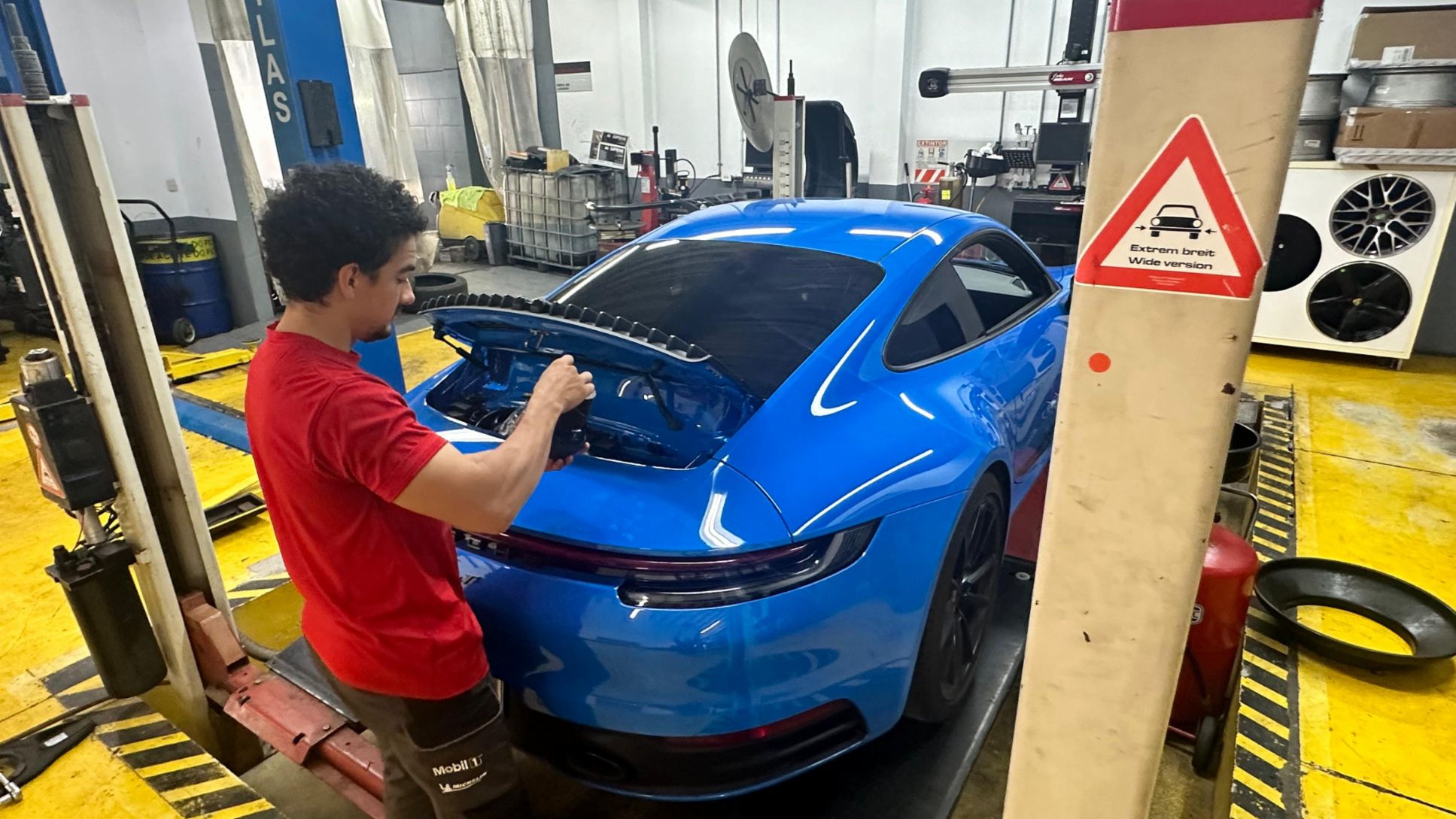 Los técnicos de Porsche Costa Rica ofrecerán servicio de mantenimiento y además les ofrecerán un obsequio especial.