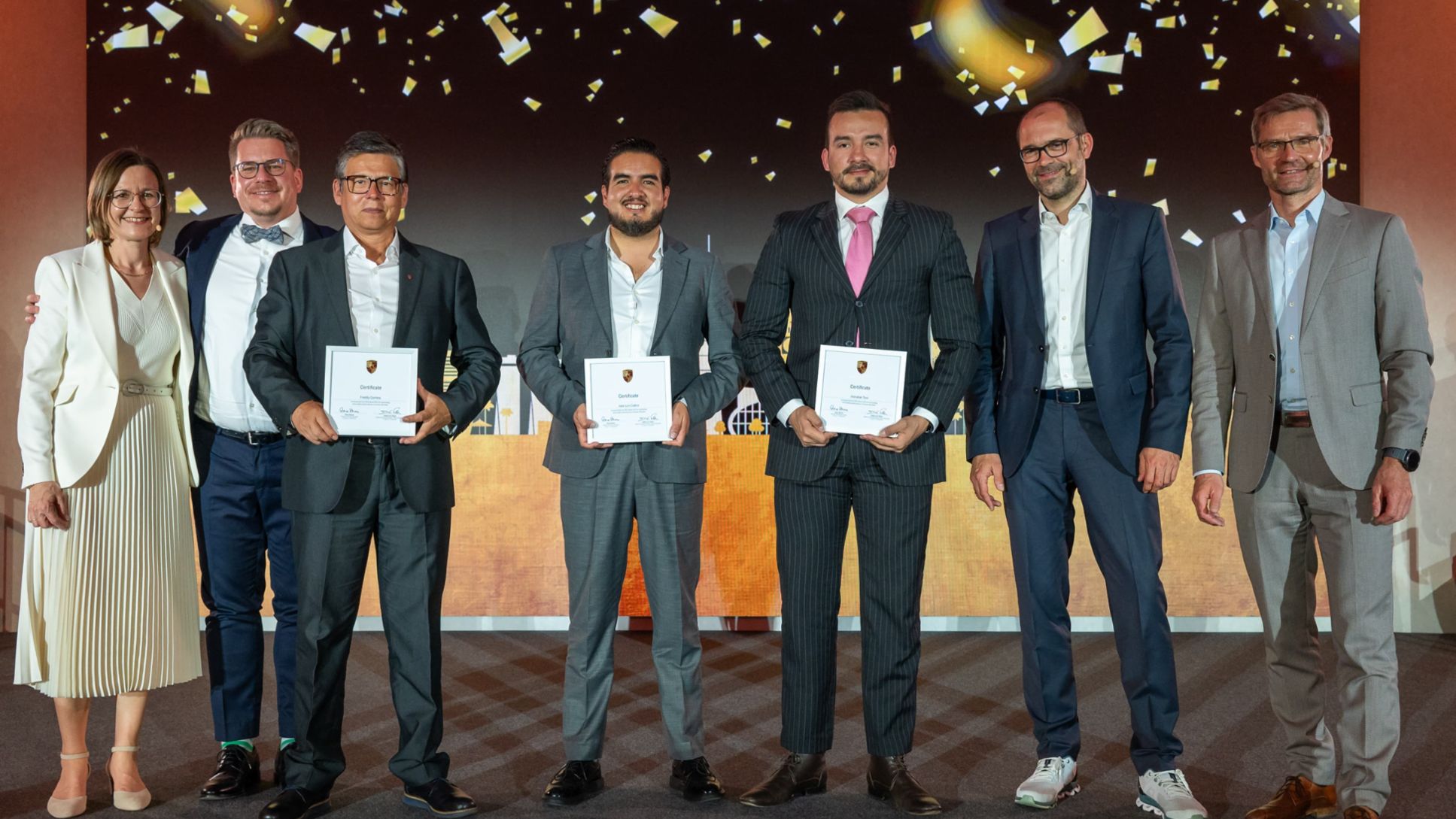 Andrea Meuser, Directora de transformación de la red posventa, Porsche AG; Ingomar Jaeger, Director de Posventa, Porsche Latin America; Freddy Camina, Manager Posventa, Porsche Perú; José Luis Calero, Manager de Posventa, Porsche Ecuador; Jonathan Toro, Manager Posventa, Porsche Panamá; Kilian Sauerwald, Director Regional de Posventa, Porsche AG; Dr. Daniel Schukraft, Vicepresidente de Posventa y Atención al Cliente, Porsche AG