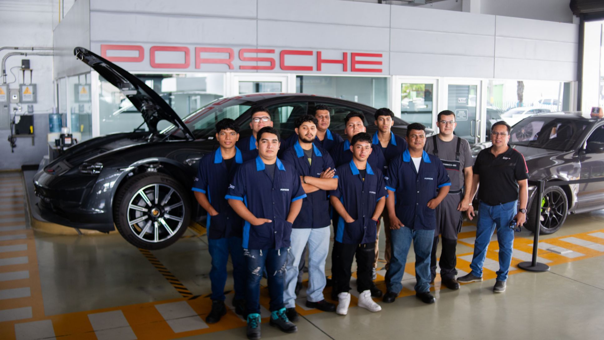 Jovenes becados en alianza Porsche-Techo, San Salvador El Salvador Porsche AG