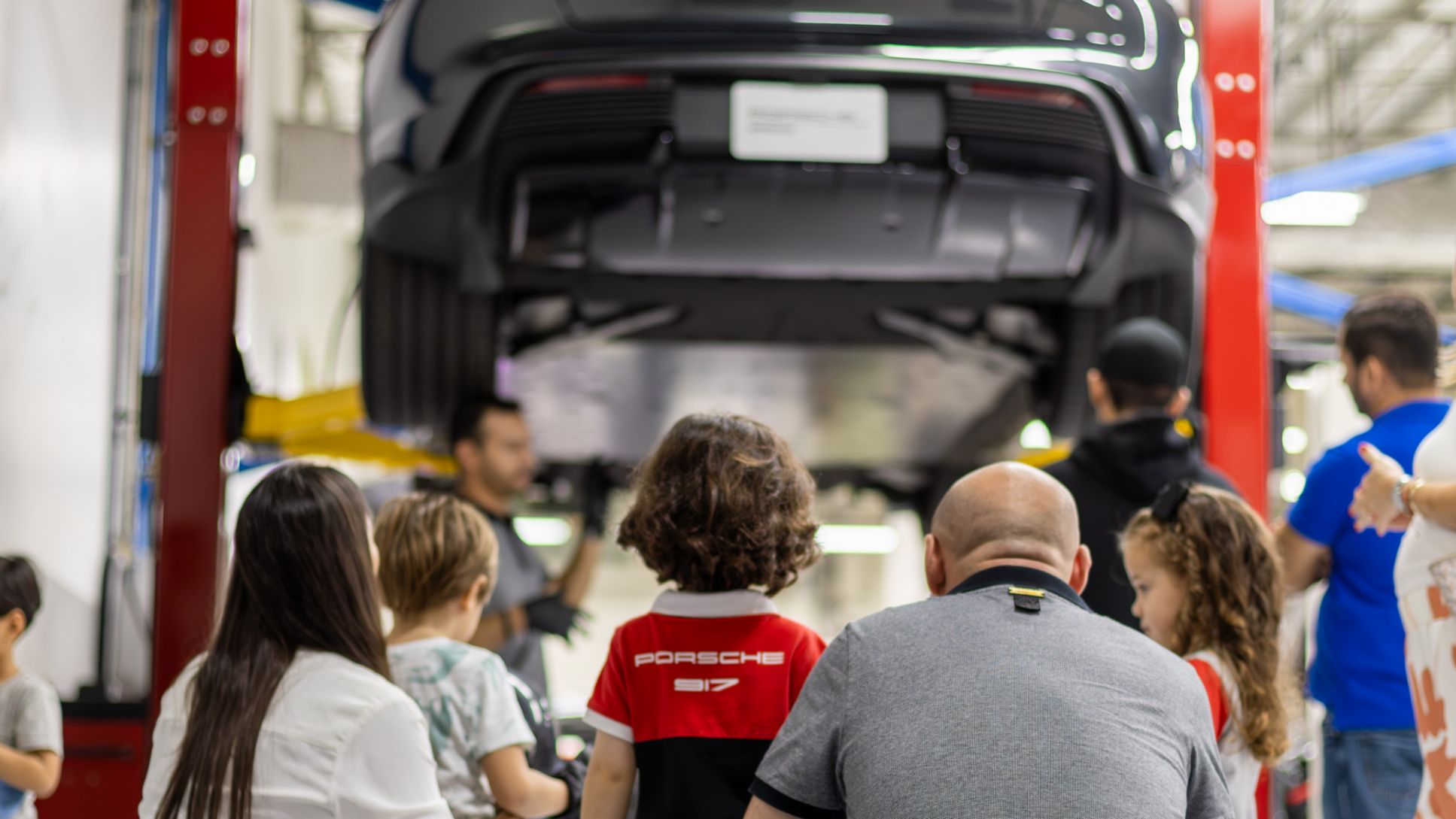 Porsche celebra el Día del Niño a través de la experiencia: Técnico por un Día.