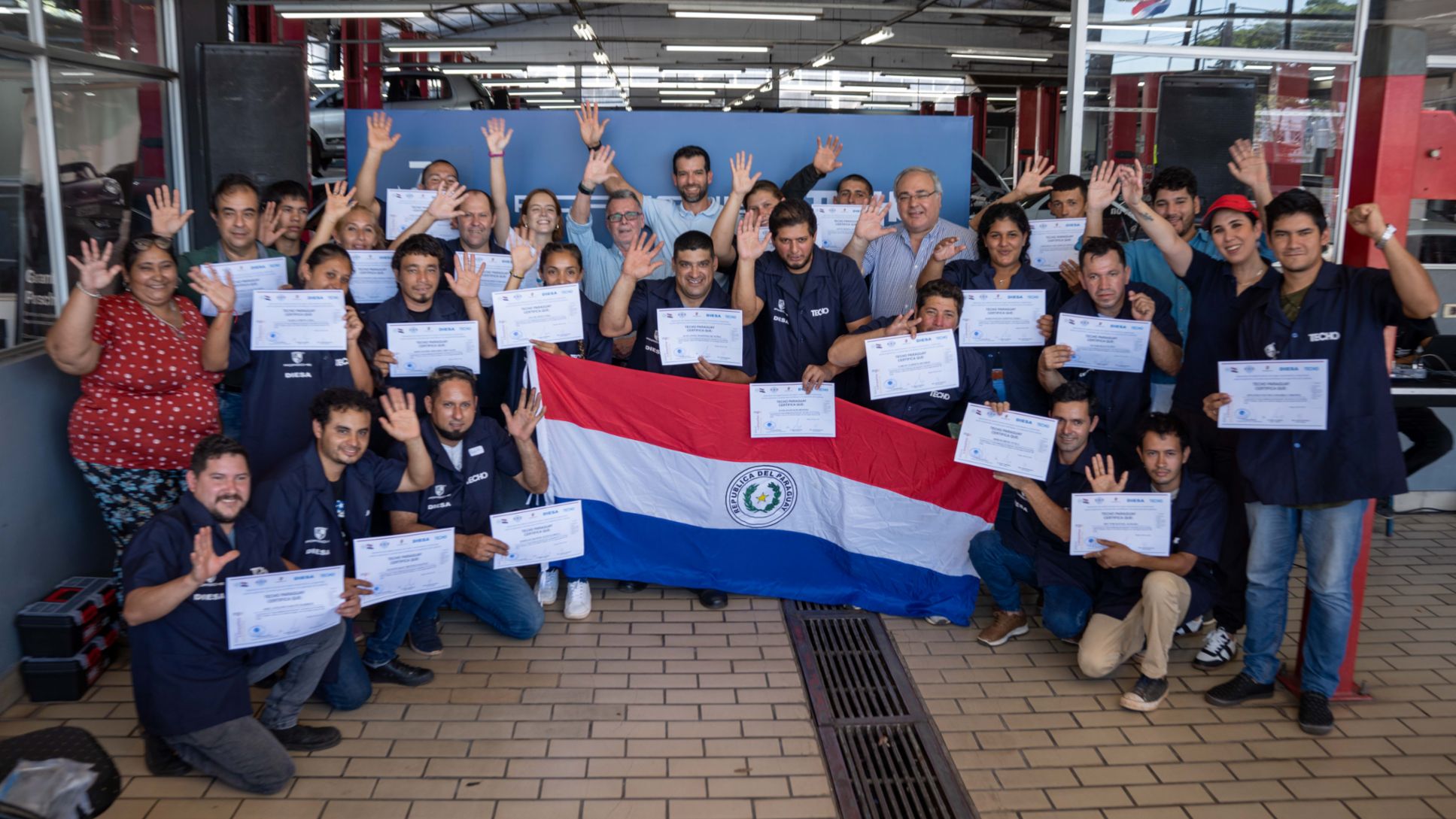 Porsche Paraguay prepara nuevos expertos con apoyo de TECHO