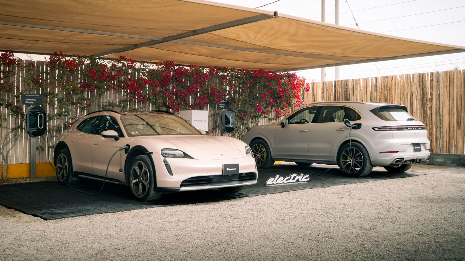 Taycan Cross Turismo, color beige caf&eacute; metalizado, y el Cayenne E- Hybrid, color cray&oacute;n, en la inauguraci&oacute;n del primer punto de carga en el interior del pa&iacute;s, en el Hotel The Legend Paracas Resort, Destination by Hyatt, en Paracas, Per&uacute;, Porsche AG.