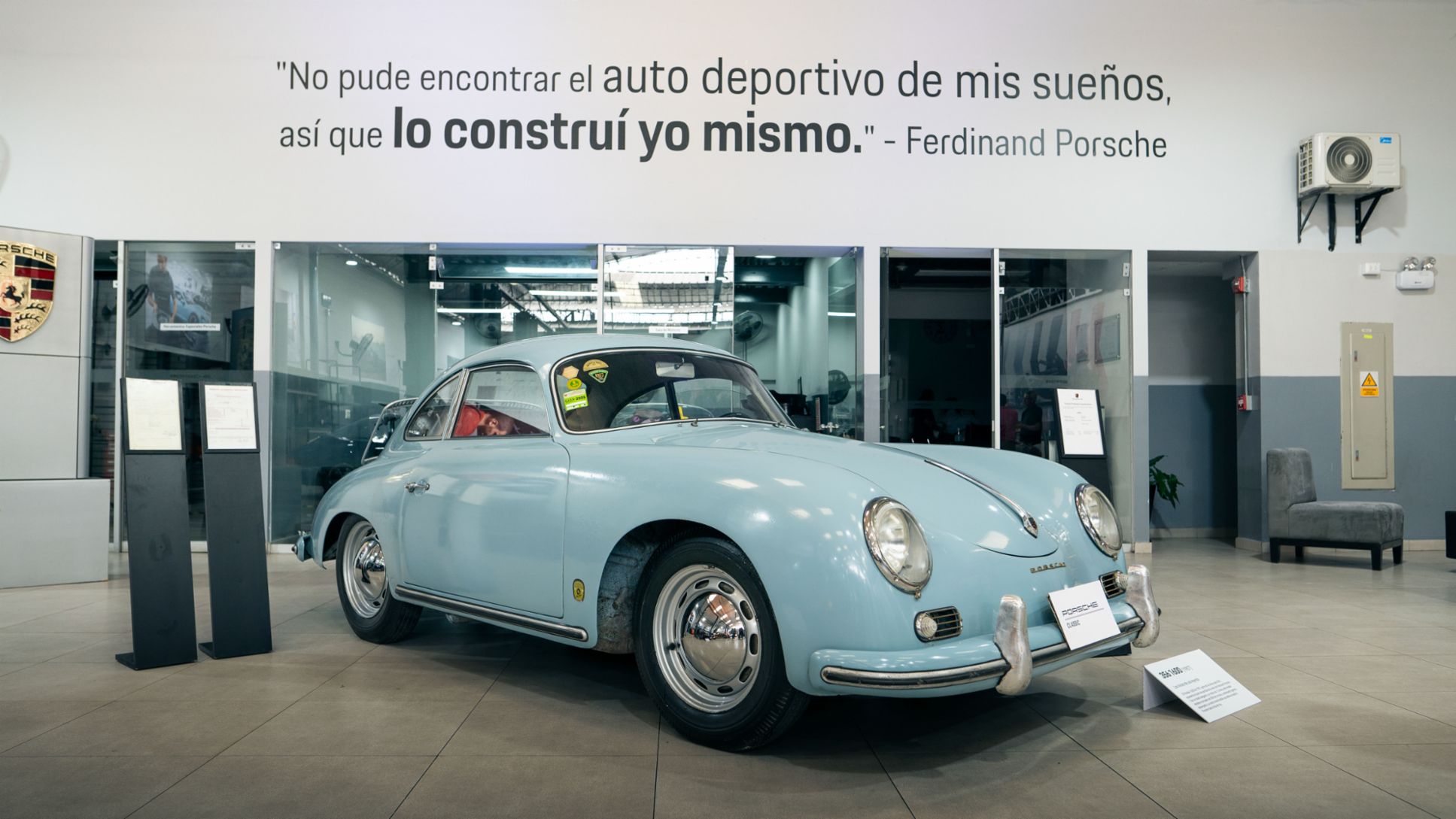 El icónico modelo 356 (1957) exhibido en la primera edición del Porsche Classic, que se llevó a cabo en el Porsche Center Lima, ubicado en Surquillo, Perú, Porsche AG