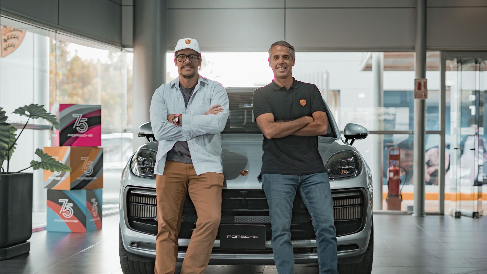 Gonzalo Flechelle, Gerente de Porsche Perú y  Renzo Garibaldi, nuevo embajador de Porsche Perú, posando en su nueva Macan S, Lima, Perú, Porsche AG.