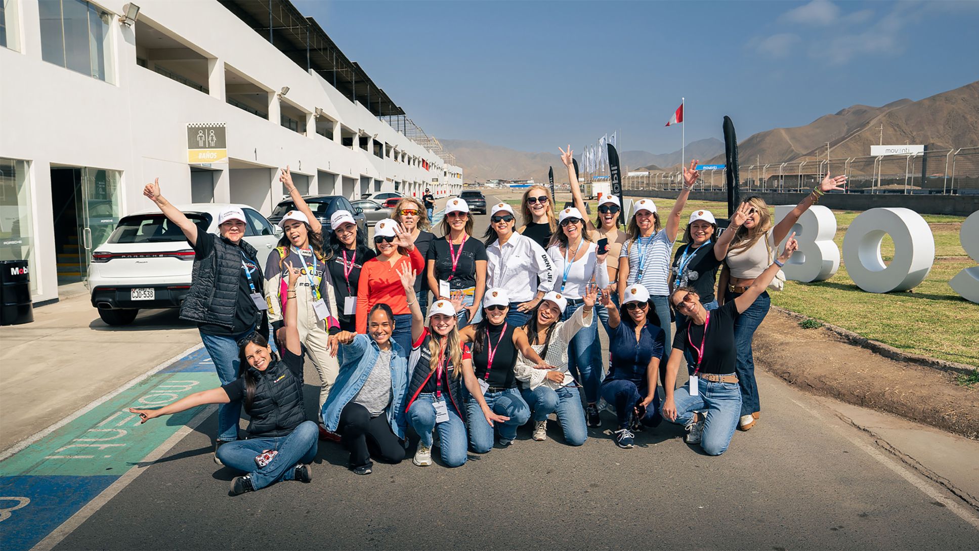 Clientas y grupo de empresarias e influencers luego de vivir la tercera edición del "She Track Day", en el Autódromo La Chutana, al sur de Lima, Perú, Porsche AG.