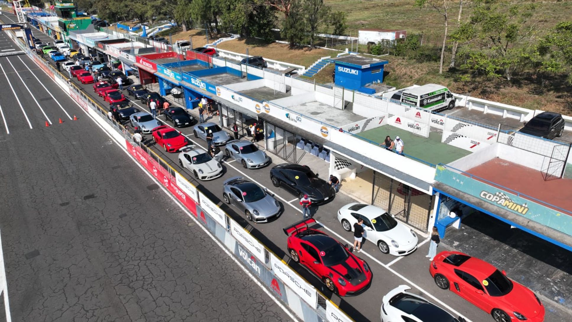 Más de 50 autos Porsche reunidos en el  Autódromo Los Volcanes durante el primer Track Day del 2024  en Guatemala.