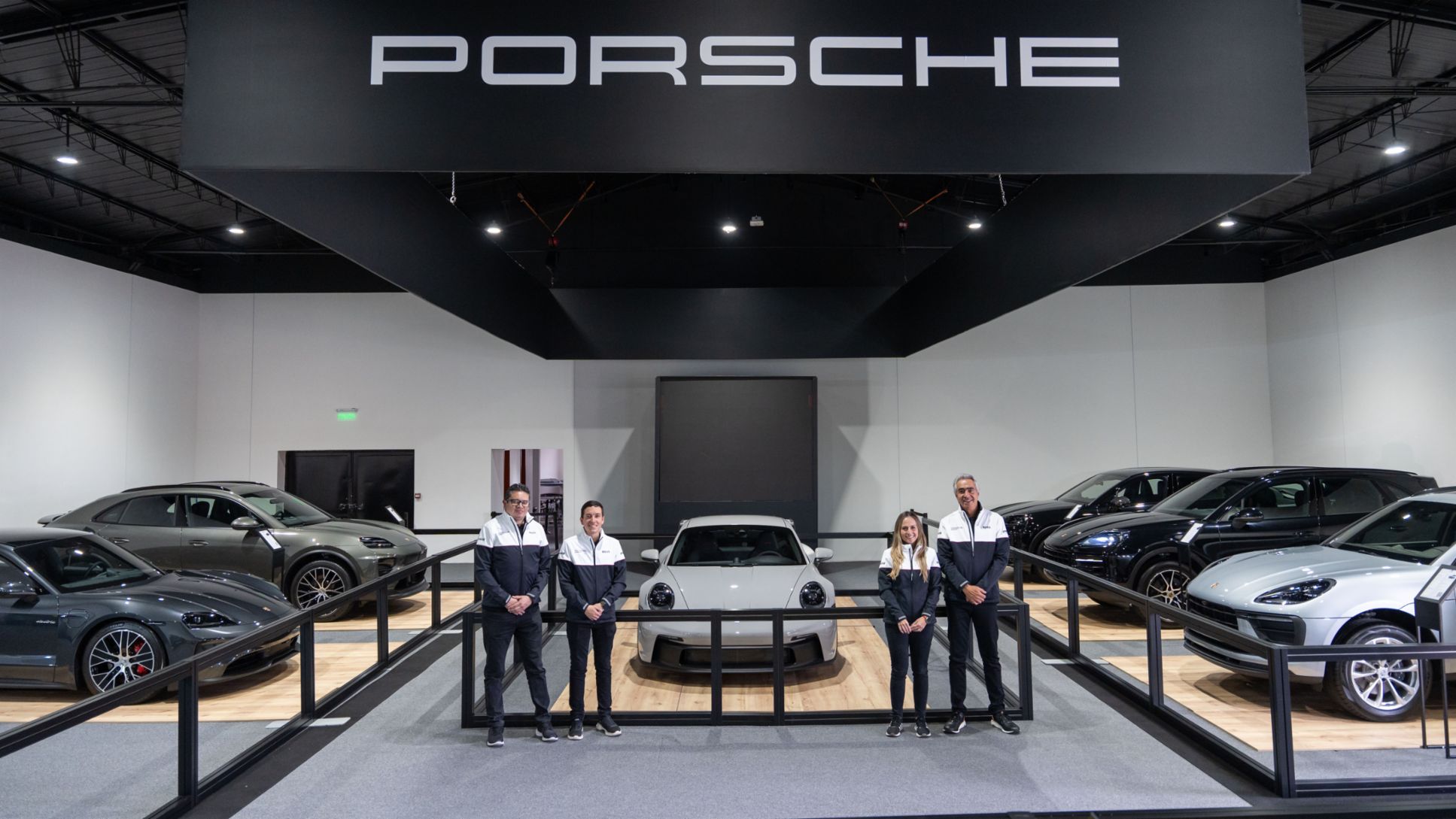Yeison Aguirre, Gerente Nacional Postventa; Juan David Jiménez, Jefe Comercial; Paula Jaramillo, Gerente de Mercadeo y Prensa; Jorge Behar, Gerente General de Autoelite. Salón del Automóvil Colombia 2024.