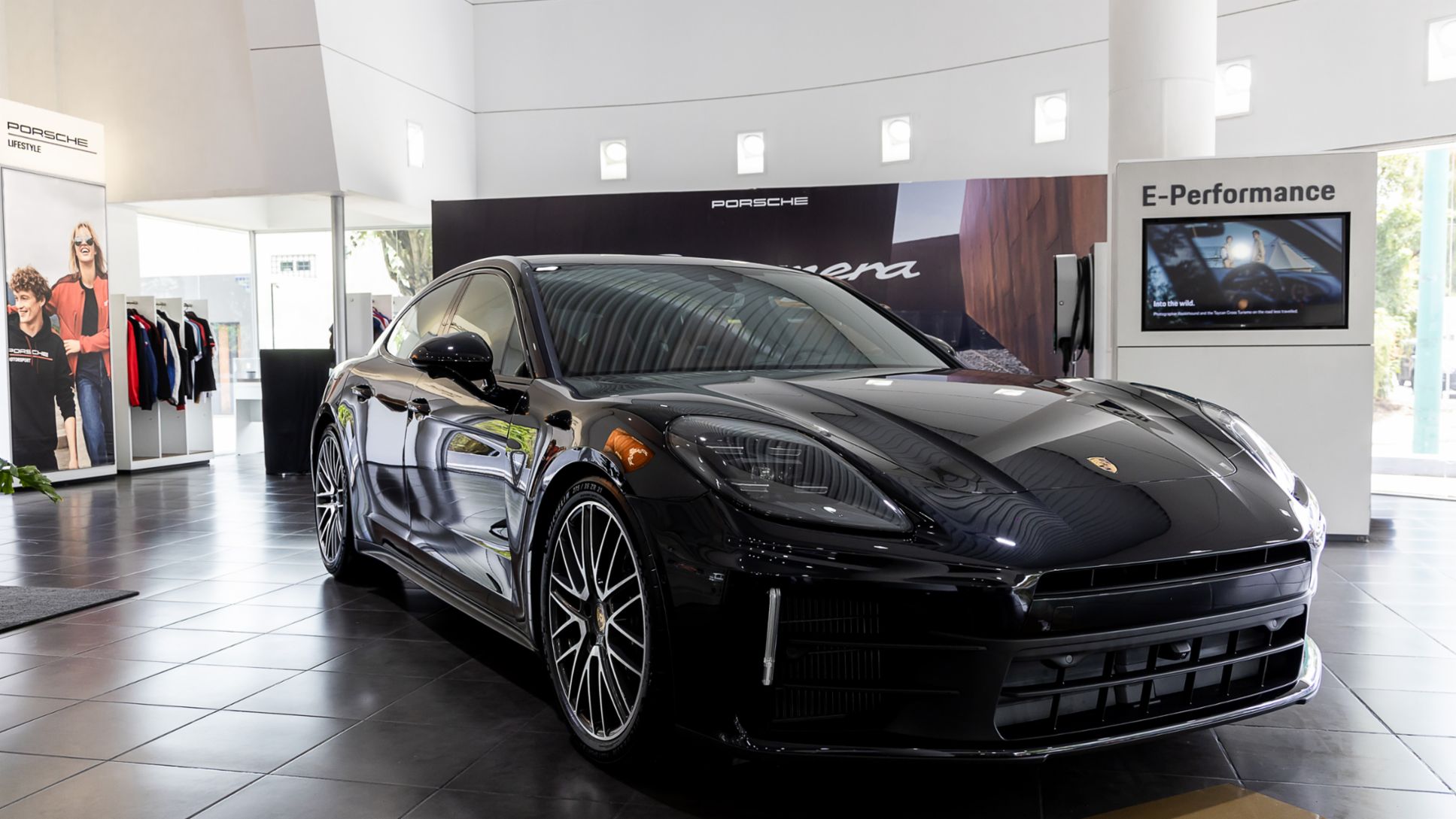 La tercera generación del emblemático Porsche Panamera llega a Guatemala