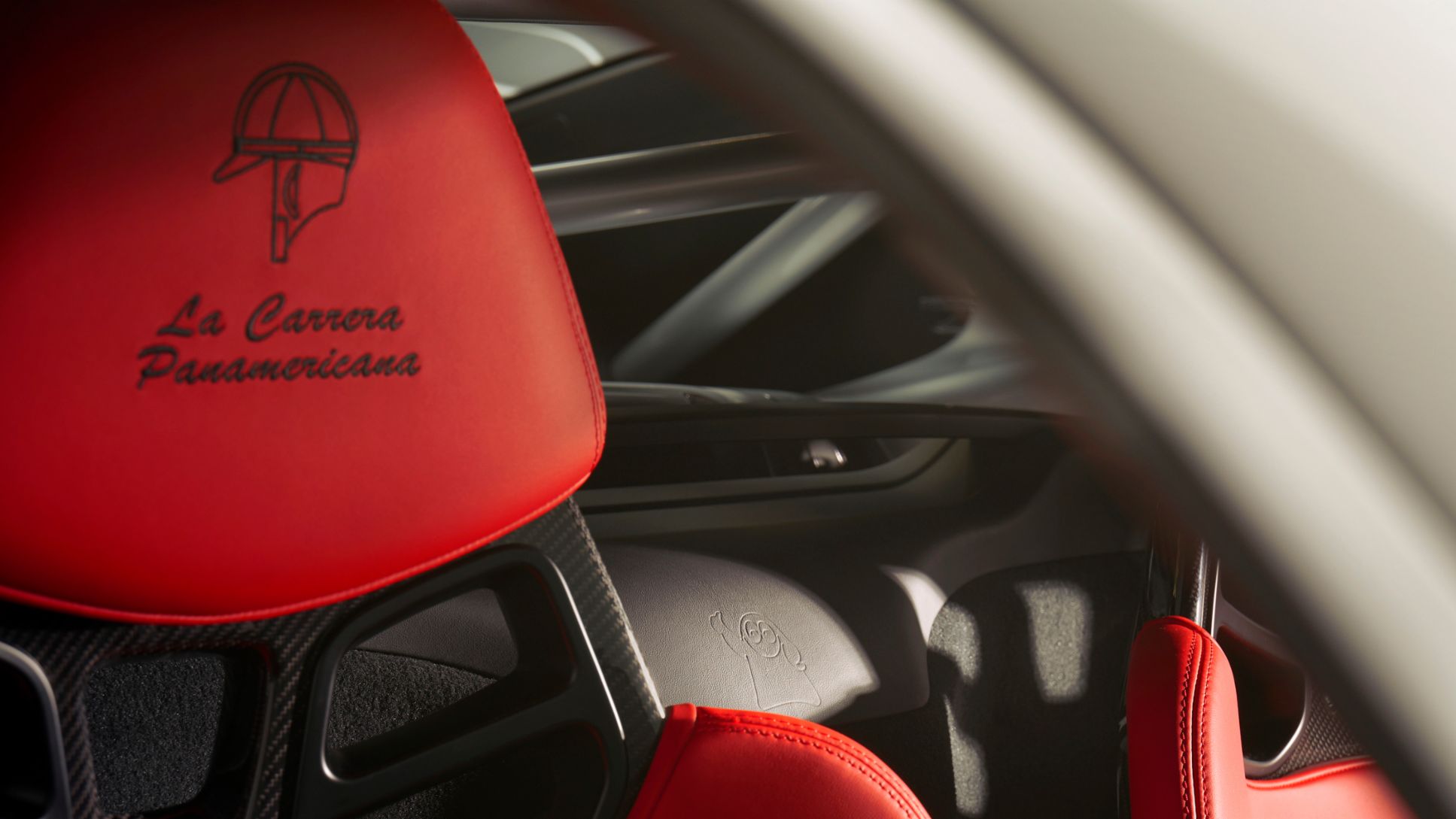 Los asientos tipo baquet en tapicería de piel de color rojo, con bordados alusivos a la Panamericana en sus cabeceras, Porsche de México, 2023.