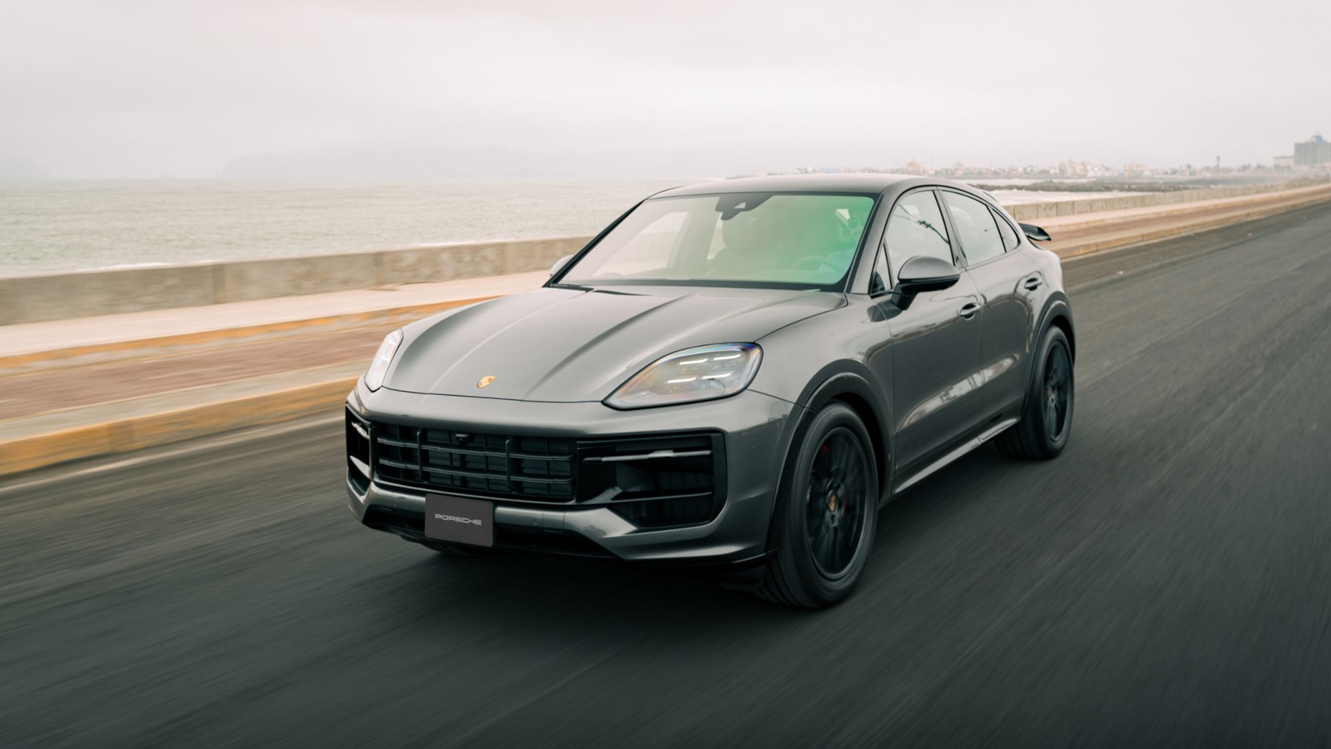 Nuevo Cayenne GTS, color gris quarzite metalizado, circulando por las calles de Lima, Lima Perú, Porsche AG.