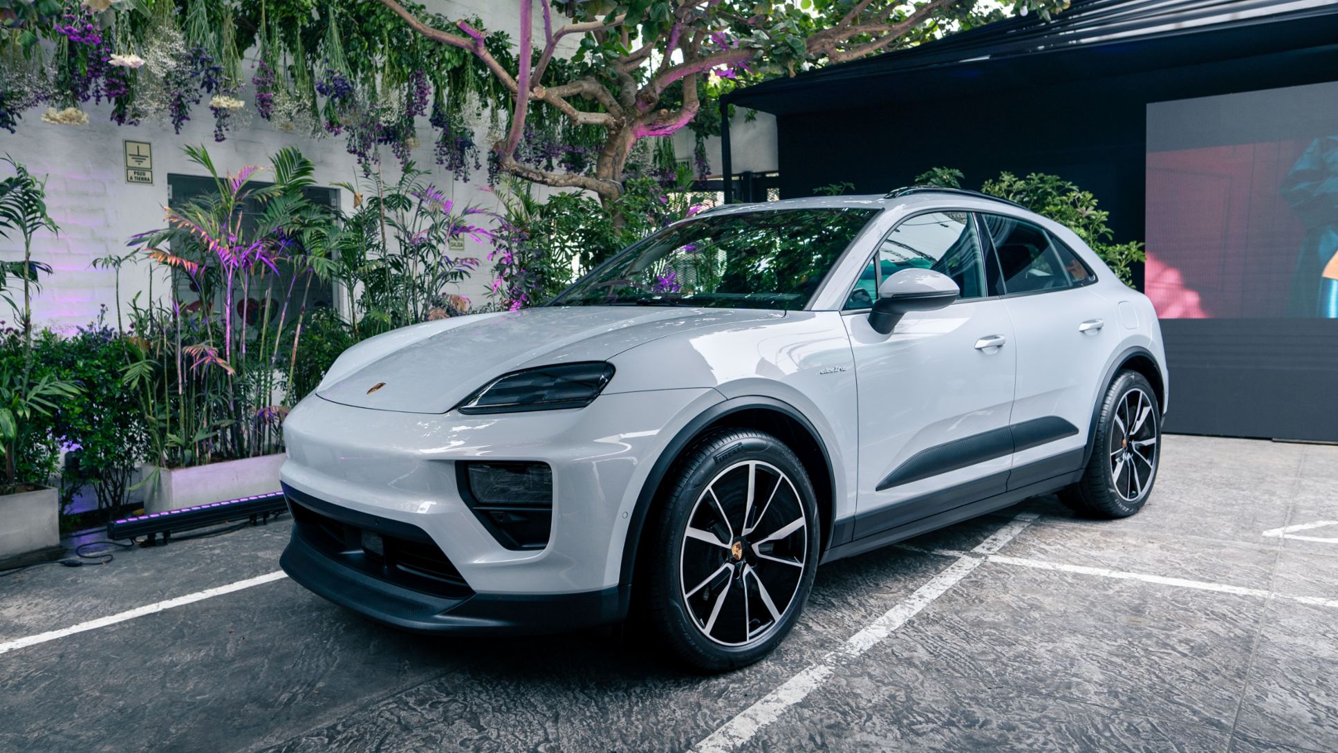 El nuevo Macan 4 eléctrico, color gris ice, en el lanzamiento del primer SUV totalmente eléctrico de Porsche, que se llevó a cabo en el restaurante Pescados Capitales, en Miraflores, Lima, Perú, Porsche AG.
