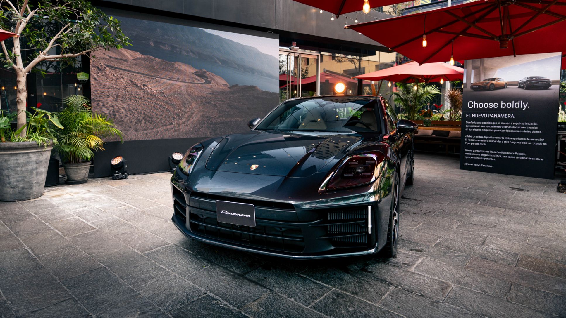 Nuevo Porsche Panamera, color gris vulcano metalizado, en el lanzamiento de la tercera generación de este Gran Turismo, que se llevó a cabo en el restaurante Osso, en San Isidro, Lima, Perú, Porsche AG.