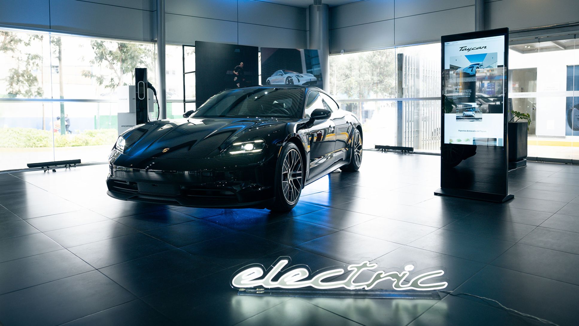 Nuevo Porsche Taycan, color negro, en la presentación del renovado deportivo eléctrico, que se llevó a cabo en el Porsche Center Lima, Lima, Perú, Porsche AG.