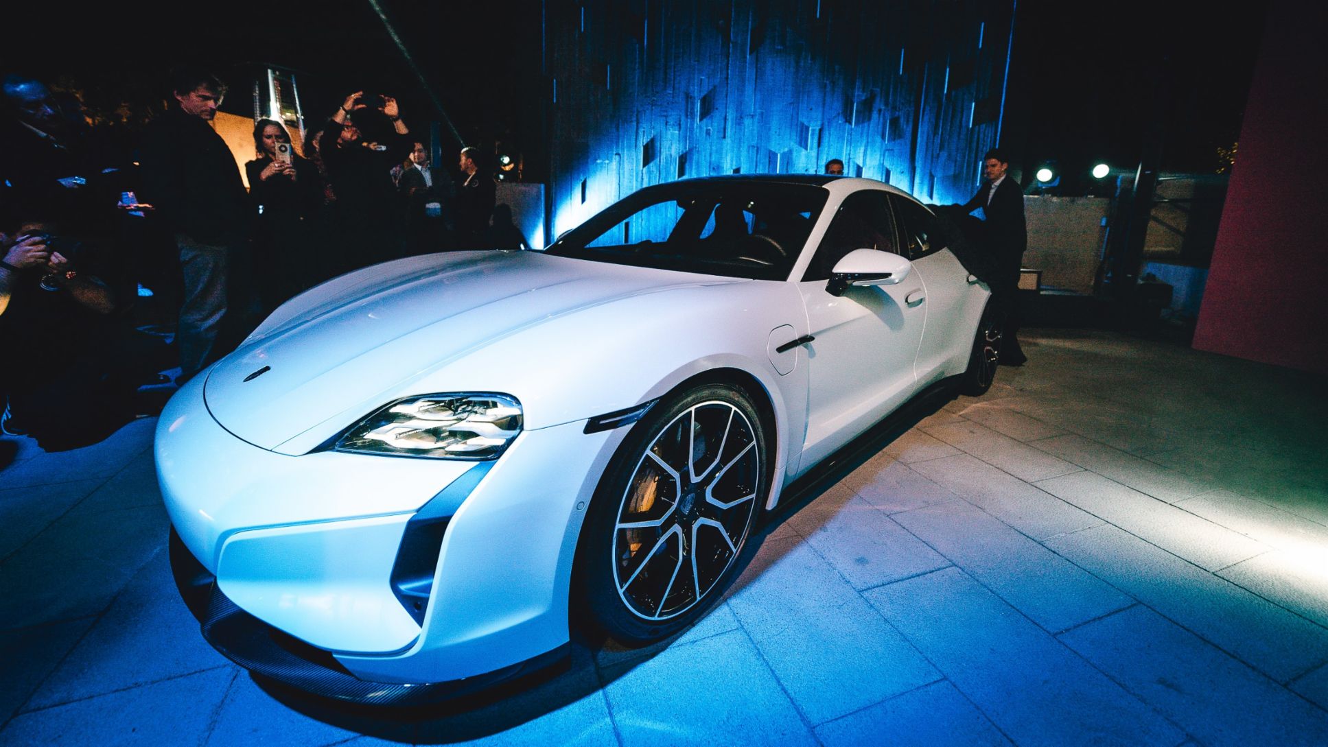Nueva versión del Porsche Taycan ya está disponible en Chile