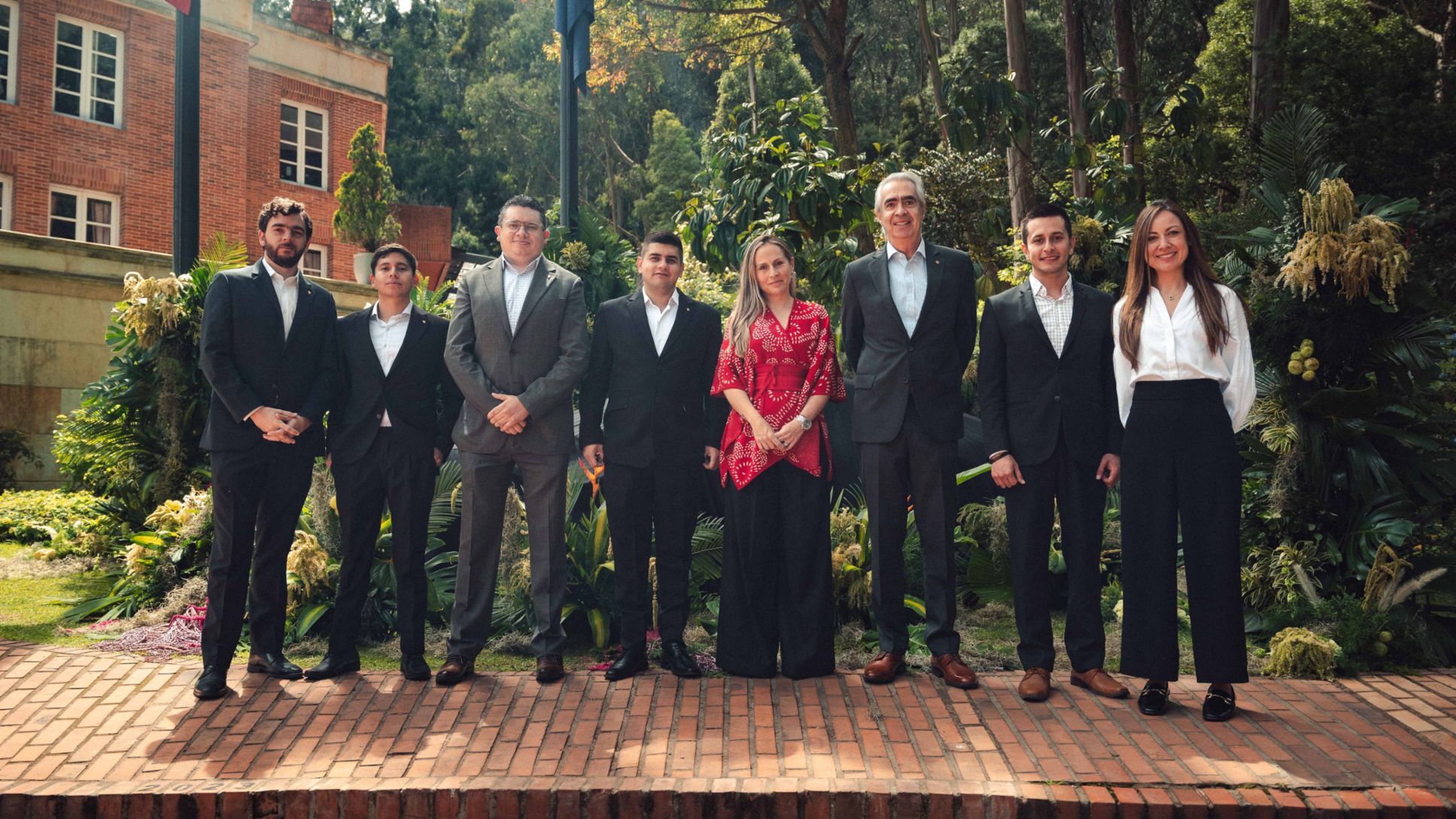 Equipo Autoelite: Daniel Restrepo, Gerente Financiero; Sebastián Díaz, Asistente de Mercadeo; Yeison Aguirre, Gerente de Postventa; Iván Buitrago, Analista CRM y Servicio al Cliente; Paula Jaramillo, Gerente de Mercadeo; Jorge Behar, Gerente General; Juan Sebastián Serrano, Coordinador de Producto;  Andrea Castillo, Gerente Comercial.