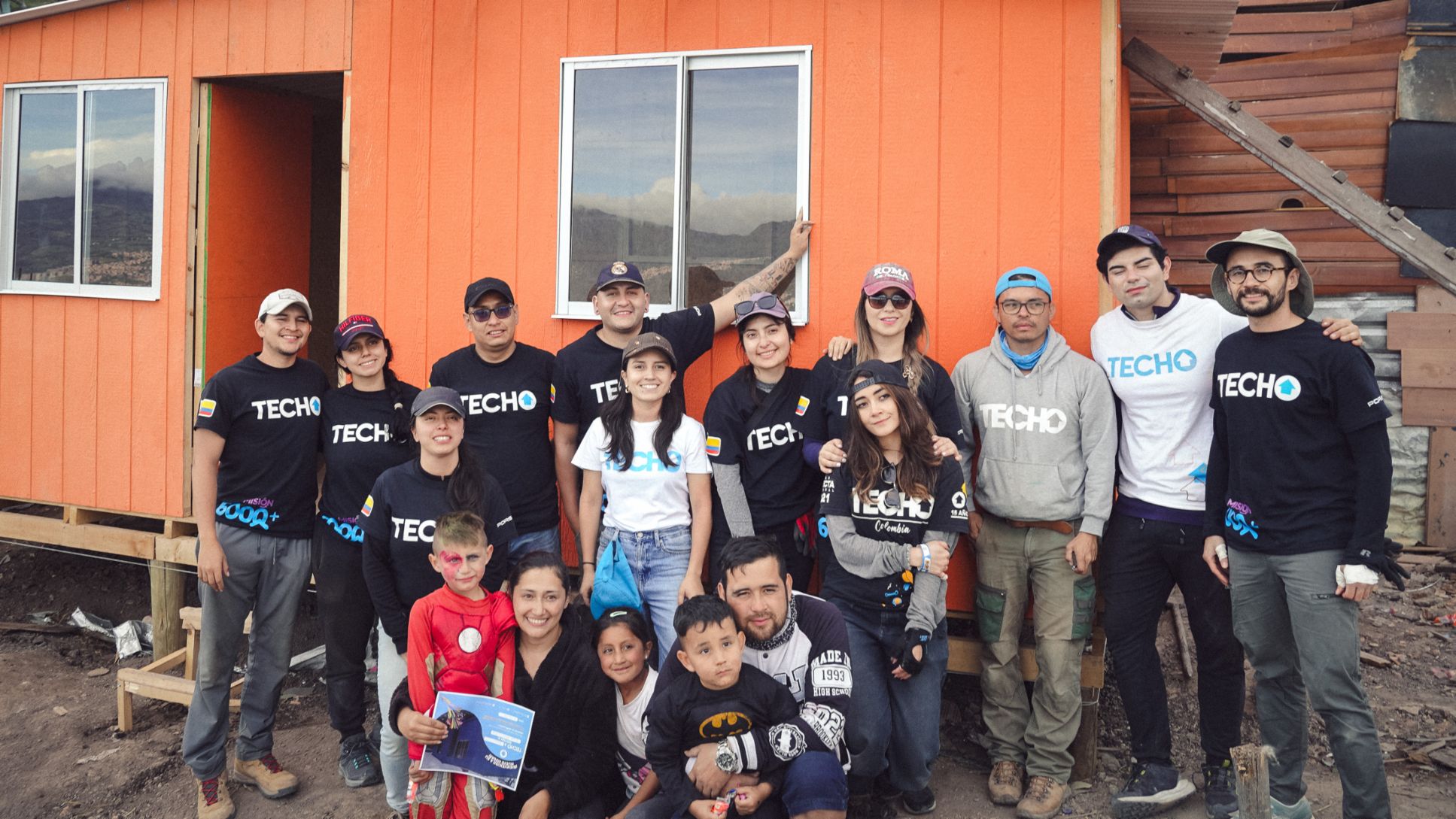 Voluntarios colaboradores de Autoelite y sus familias construyeron viviendas en República de Canadá de la localidad de Ciudad Bolívar, Bogotá, Colombia; Porsche AG