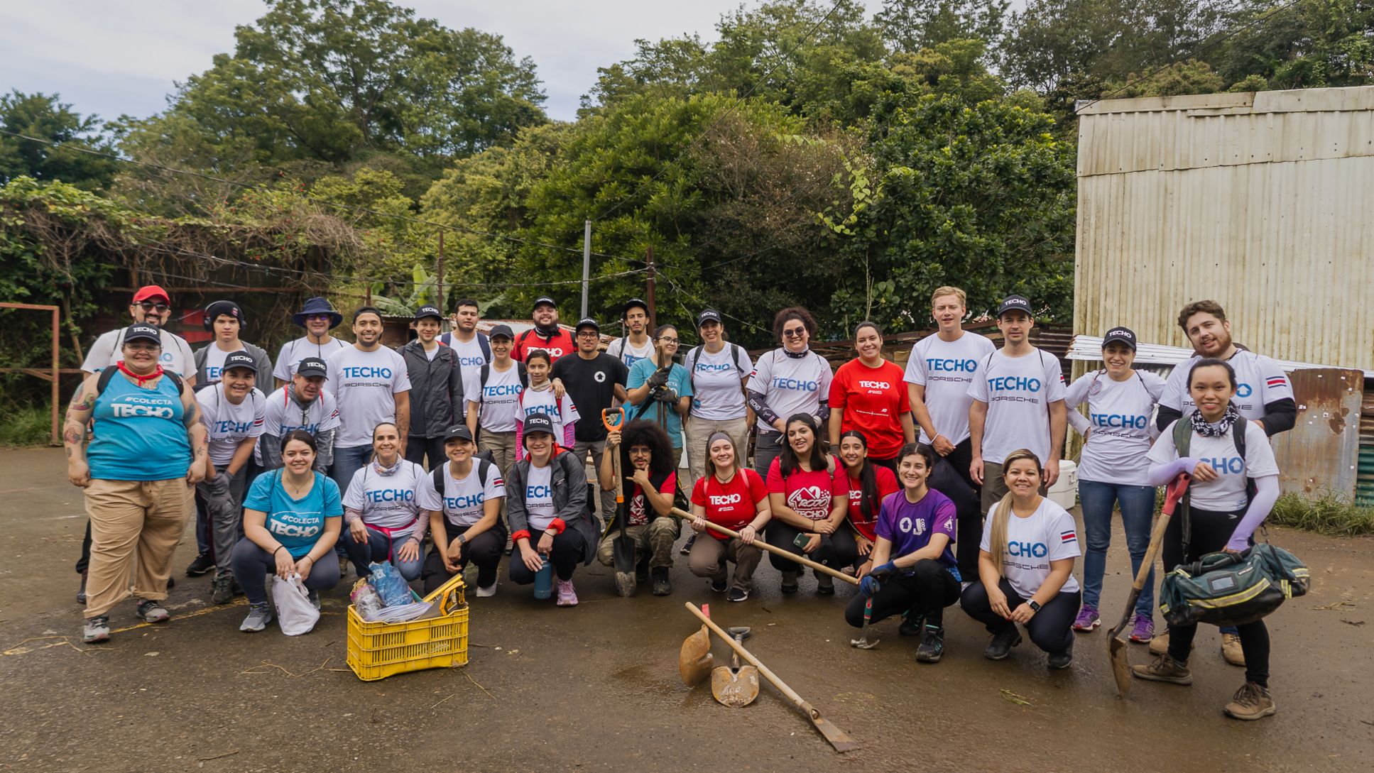 Diez nacionalidades se unen para construir tres viviendas en Costa Rica