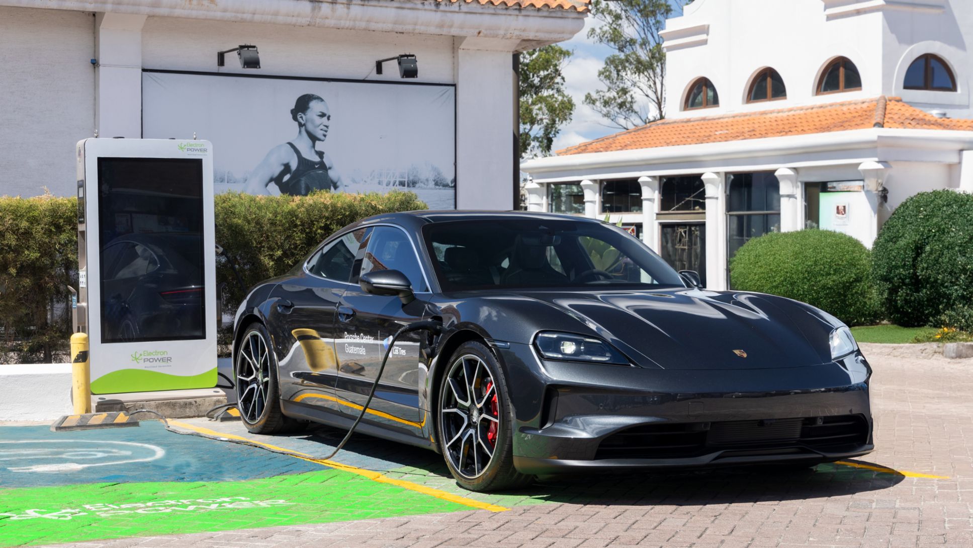 Estación de carga Electron Power y el Porsche Taycan.