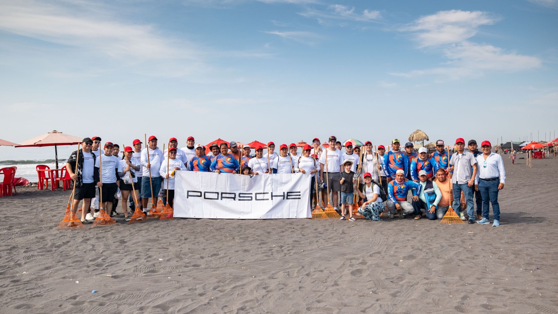 Grupo Los Tres, distribuidor exclusivo de Porsche en Guatemala, realiza su primera jornada de limpieza de playas