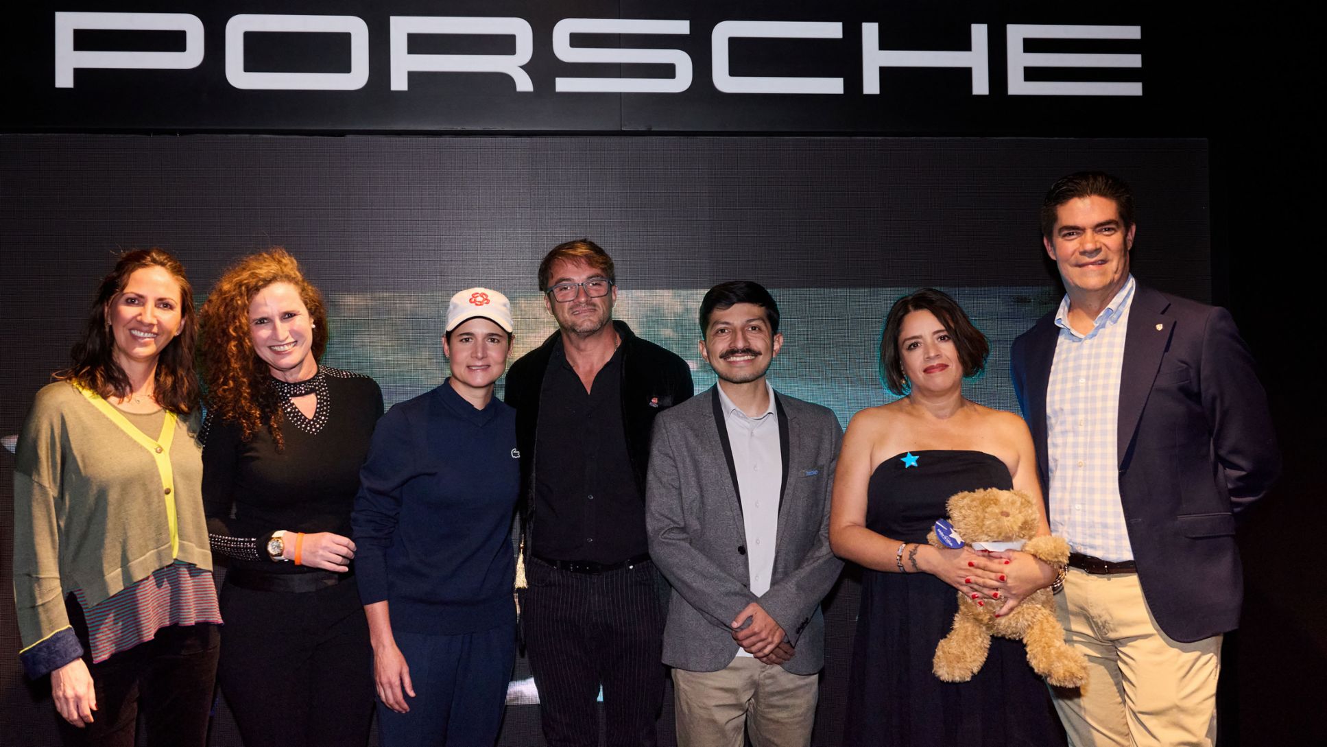 (Izq.-der.) Regina García, Directora General Fundación Becar IAP; Vittoria Peñalva, Directora de Filantropía de World Vision México; Lorena Ochoa, Embajadora de Fundación Becar IAP; Héctor Torres, CEO Hurakaan Eco-Táctica; Gustavo Alvizo, Director General TECHO de México; Laura Chávez, Directora General de Make-A-Wish México y Camilo San Martín, Director General de Porsche de México; Entrega de donativos a fundaciones aliadas, Porsche de México, 2025.