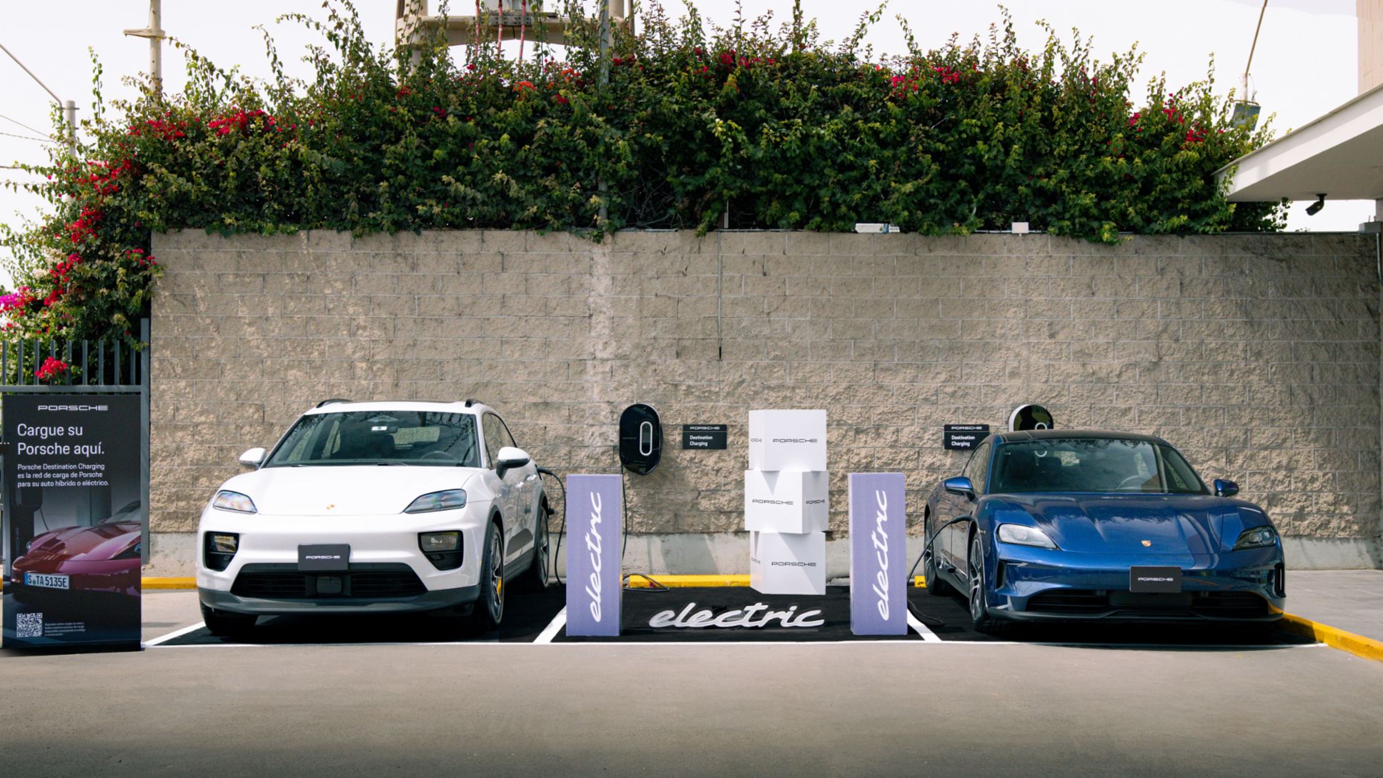 El nuevo Macan 4 electric, color gris ice y el Taycan, color azul gentian, en la inauguración de un nuevo punto de carga para vehículos eléctricos, en el supermercado Vivanda Asia, al sur de Lima, Lima, Perú, Porsche AG.