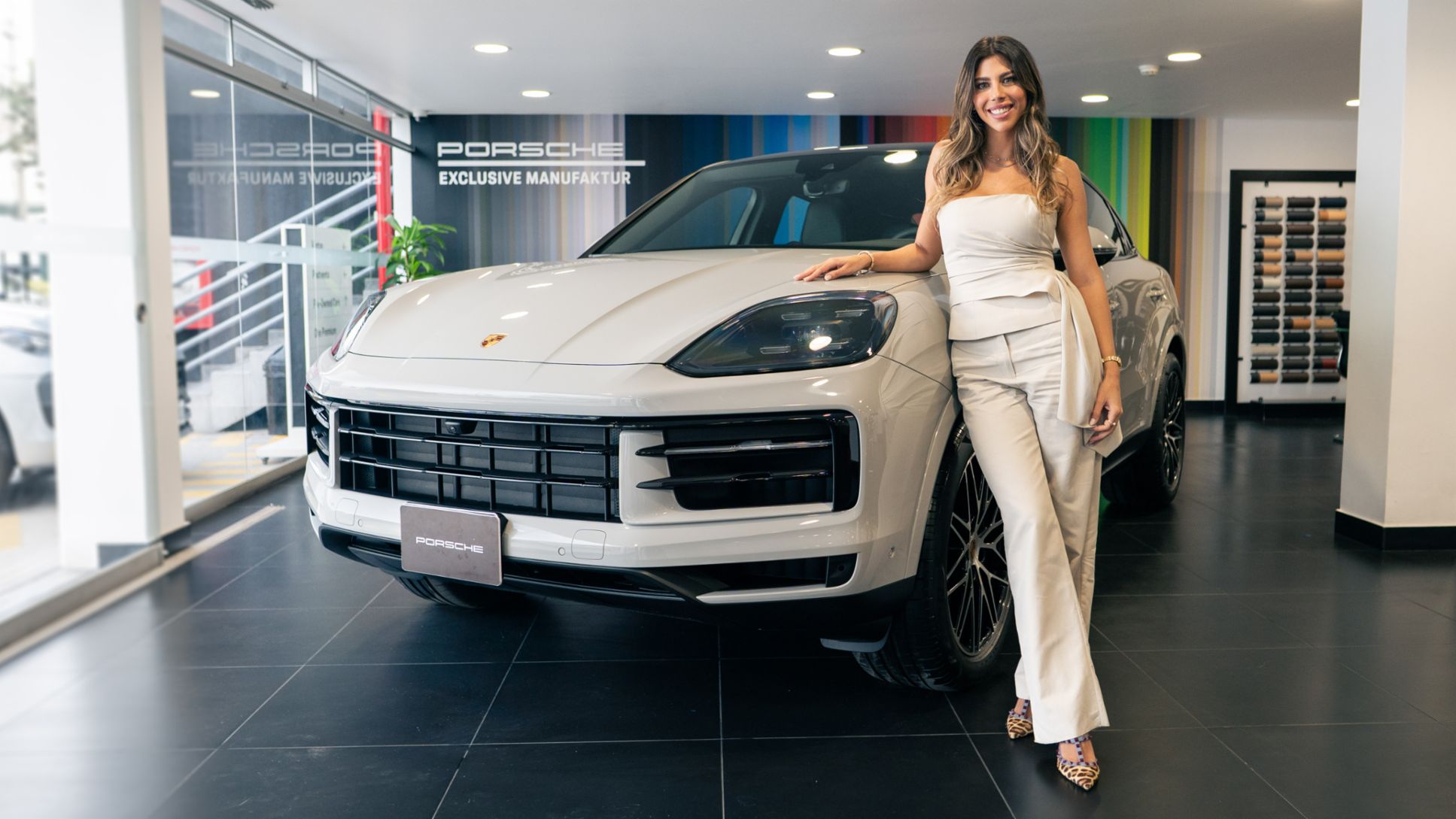 La reconocida influencer y empresaria, Alondra García Miró es la nueva embajadora de Porsche Perú y posa al lado de su nuevo Cayenne Coupé, color crayón, Lima, Perú, Porsche AG.