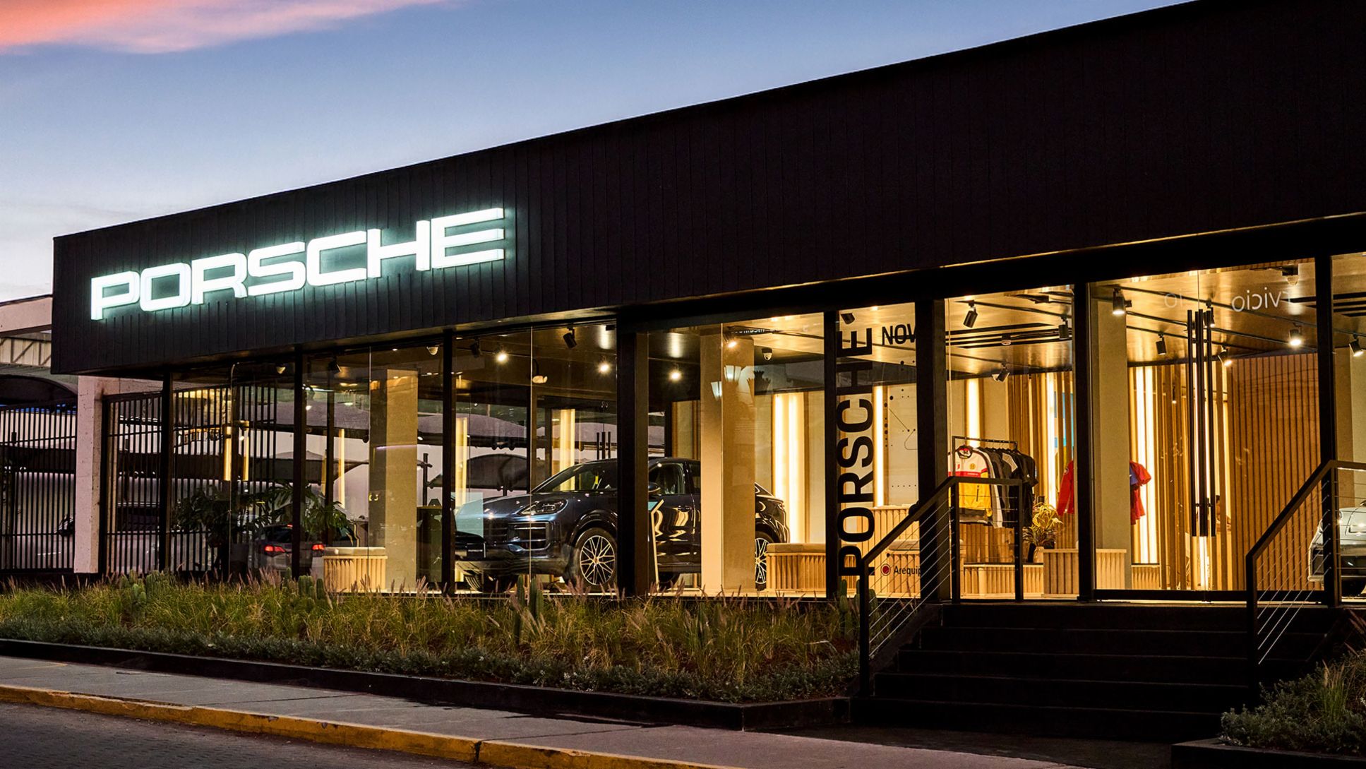 Frontis del primer Porsche NOW Arequipa, que se convierte en la primera sede en el país y el tercero en Porsche Latin America, ubicado en Arequipa, Arequipa, Perú, Porsche AG.