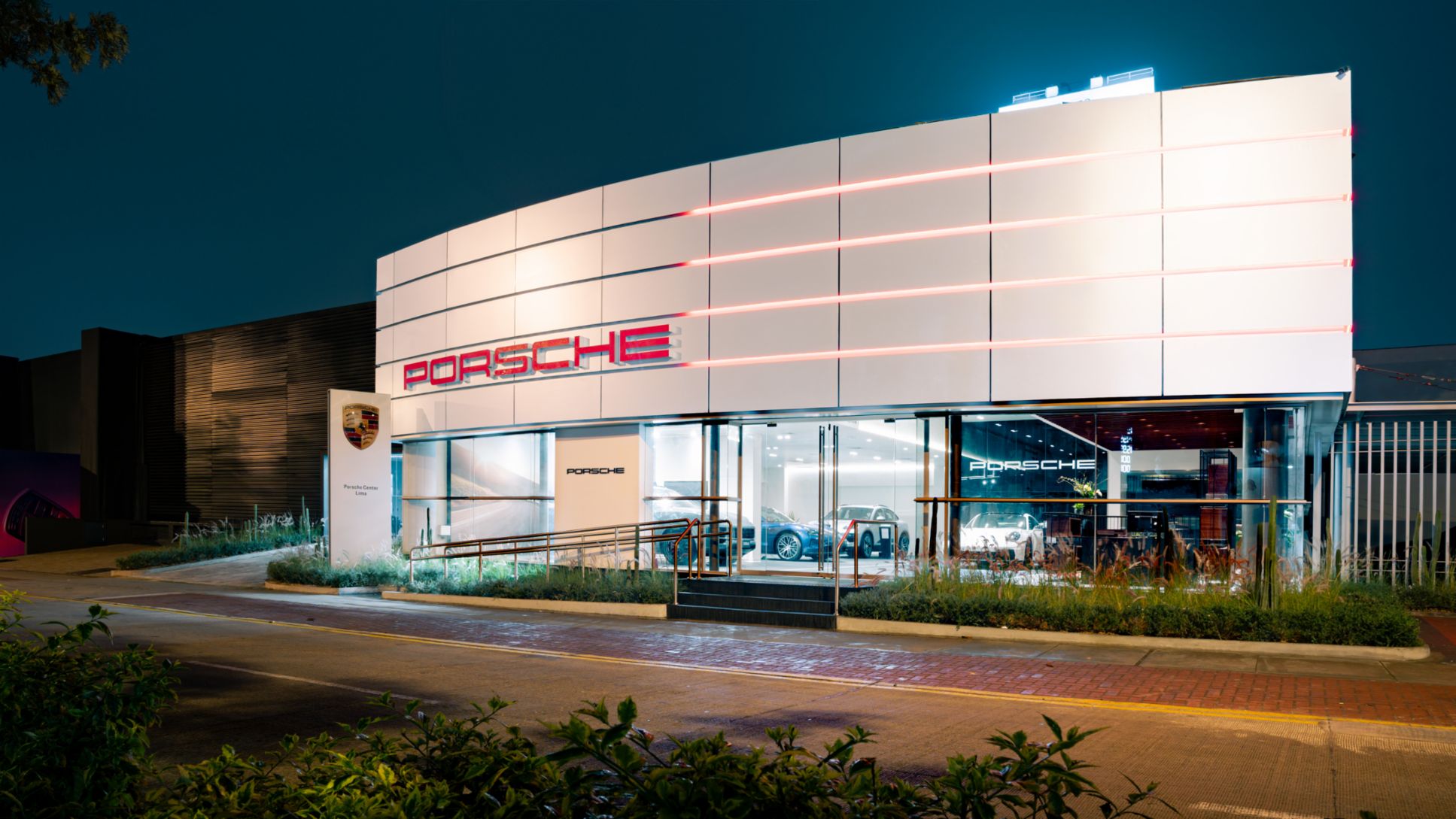 Frontis del renovado Porsche Center Lima de noche, ubicado en el distrito de Surquillo, Lima, Perú, Porsche AG.