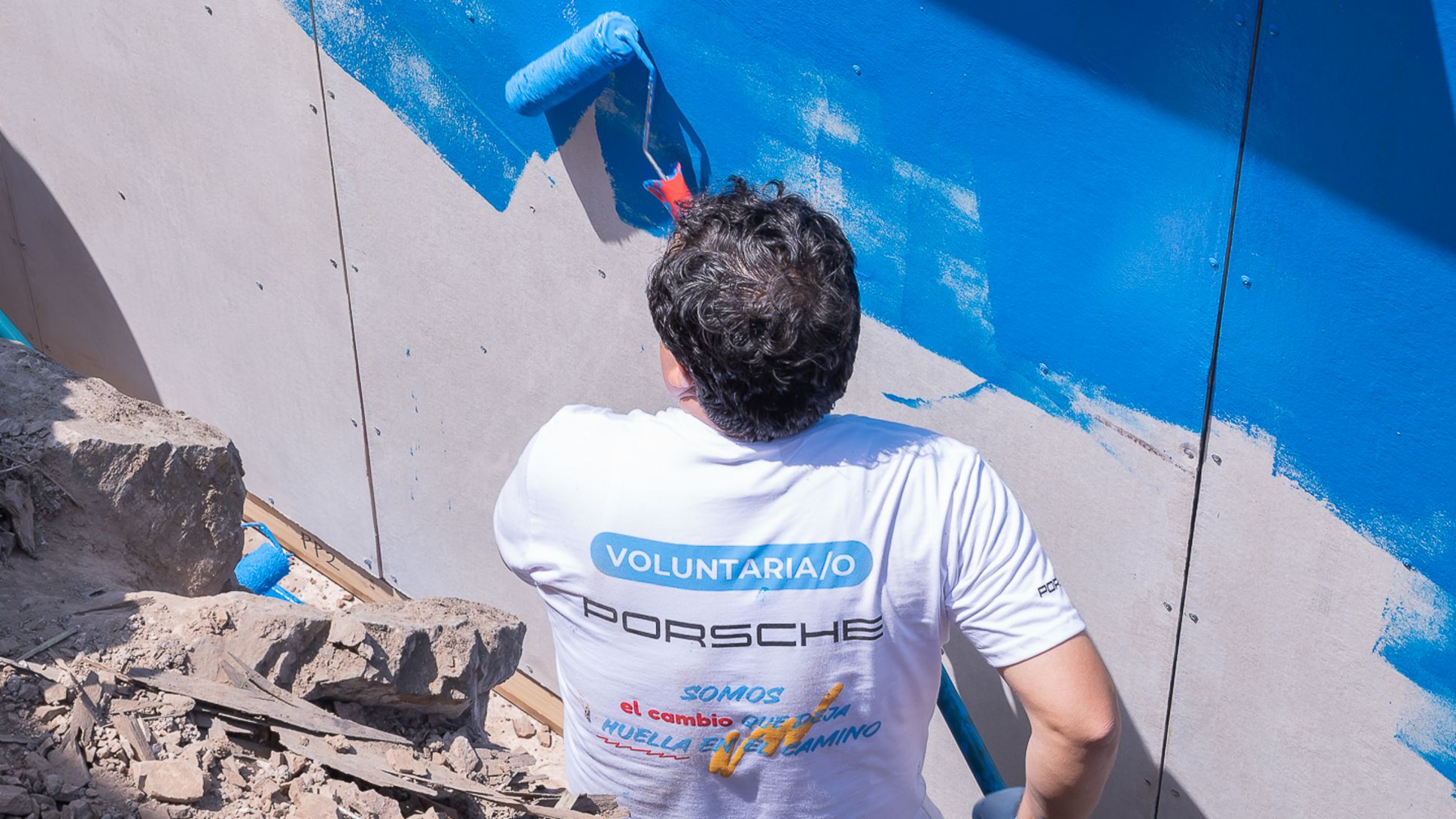 Voluntario del Grupo Euromotors realizando el pintado de la viviendas de emergencia, en el Asentamiento Humano 17 de marzo, en el distrito de San Juan de Miraflores, Lima, Perú, Porsche AG.