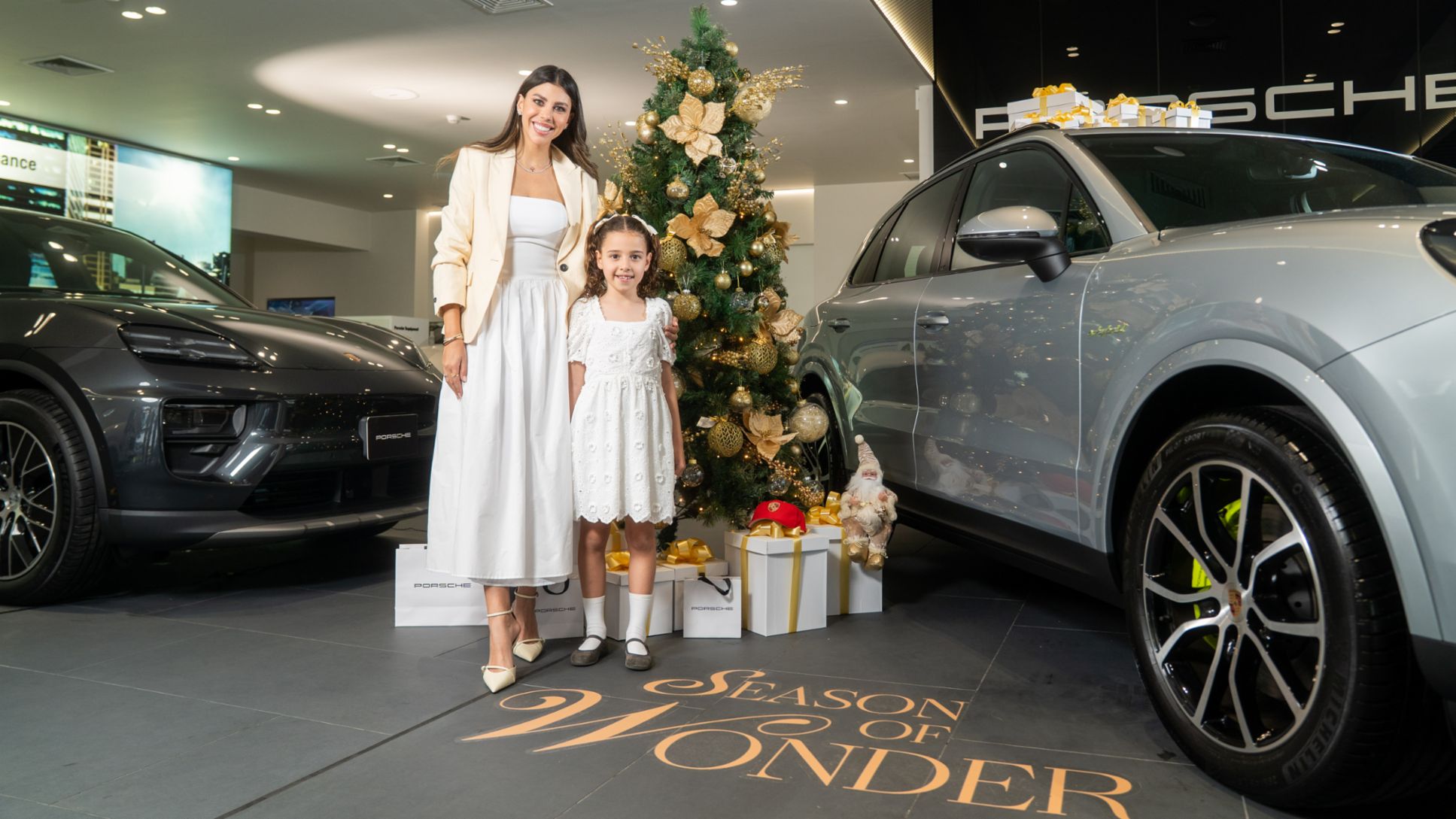 Alondra García Miro, embajadora de Porsche Perú, posando junto a futura porschista para dar a conocer la campaña navideña ‟Season of Wonder” del fabricante de Stuttgart, que se llevará a cabo hasta el 23 de diciembre y en donde podrá encontrar toda la colección de esta temporada festiva, así como productos exclusivos de Porsche Lifestyle, Lima, Perú, Porsche AG.