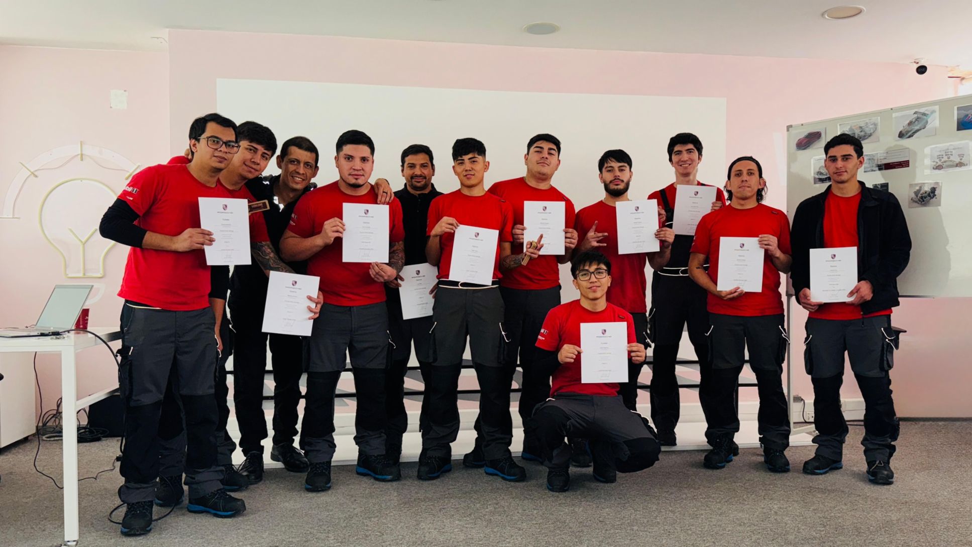 Seis t&eacute;cnicos de Porsche Center Santiago recibieron la certificaci&oacute;n de nivel Plata del Porsche Training Path (ZPT), Chile, 2026, Porsche AG