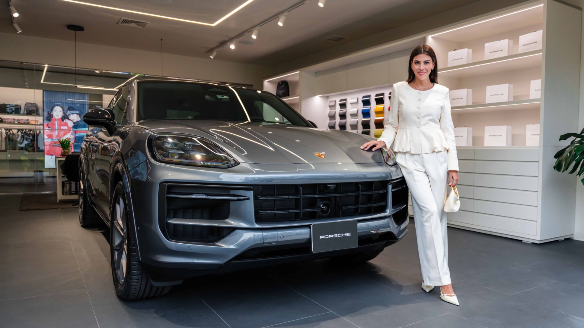 Alondra Garc&iacute;a Miro, embajadora de Porsche Per&uacute;, posando junto a su nuevo modelo el Cayenne Coup&eacute; Black Edition, en color gris Vanadio, Per&uacute;, Porsche AG.