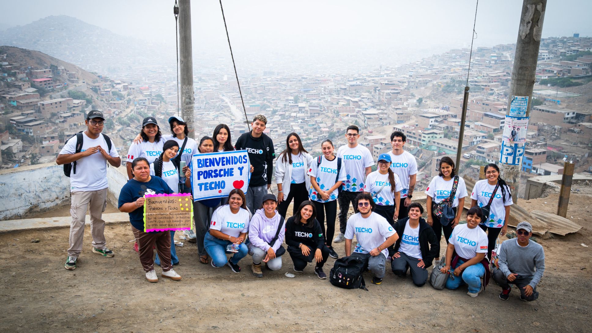 Voluntarios del Grupo Euromotors y miembros activos de TECHO Per&uacute; antes de iniciar la jornada en el Asentamiento Humano Rosas de San Juan, en el distrito de San Juan de Miraflores, Lima, Per&uacute;, Porsche AG.