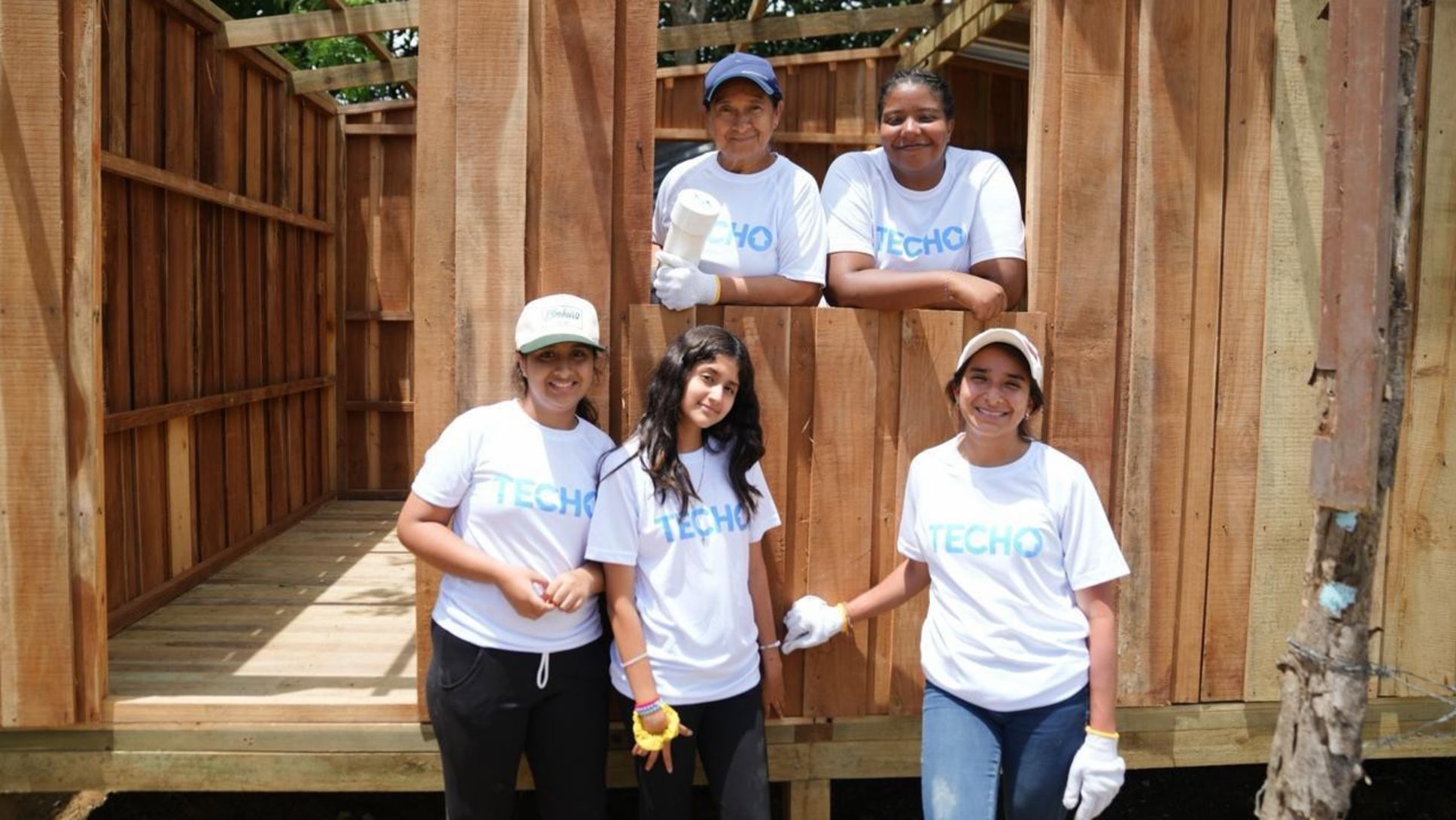 Porsche Center Santo Domingo refuerza su alianza con TECHO: cuatro nuevas viviendas para familias dominicanas en 2026