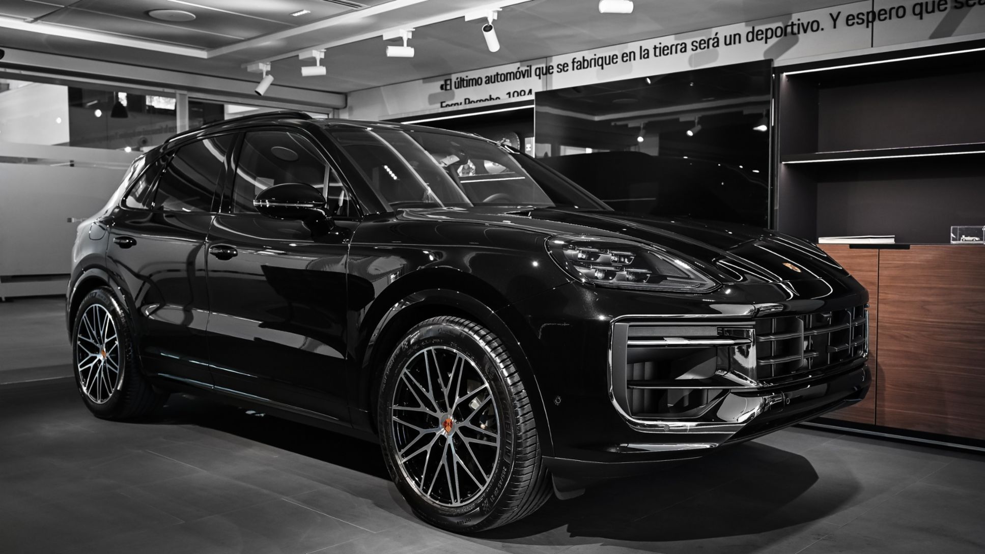 Porsche Cayenne Black Edition, Porsche Center Santiago, Chile, 2026
