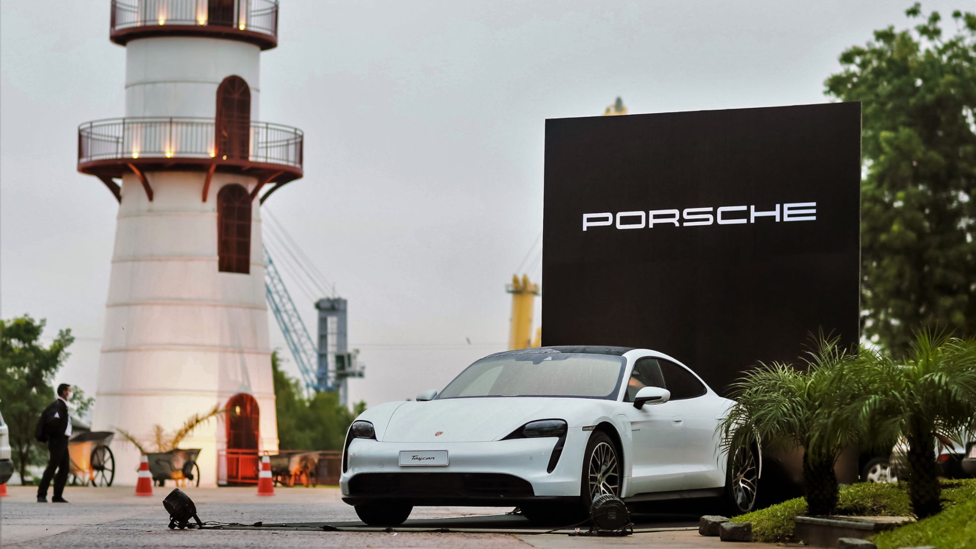 Porsche Taycan en el 15 aniversario de la revista High Class