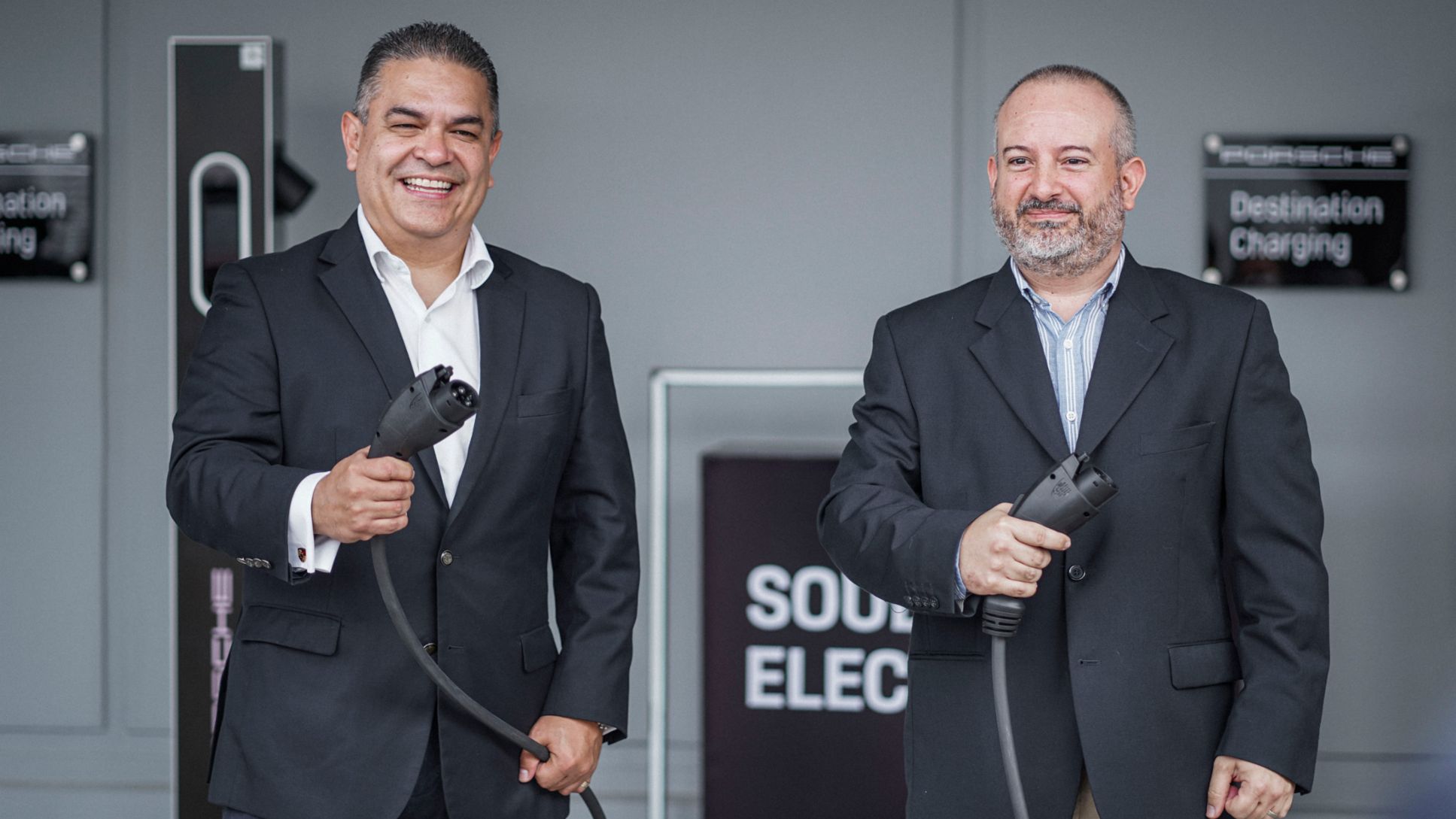 Hector Fonseca, gerente de marca Porsche El Salvador y Giovanni Ruffati, gerente de Posventa Porsche El Salvador (i-d).