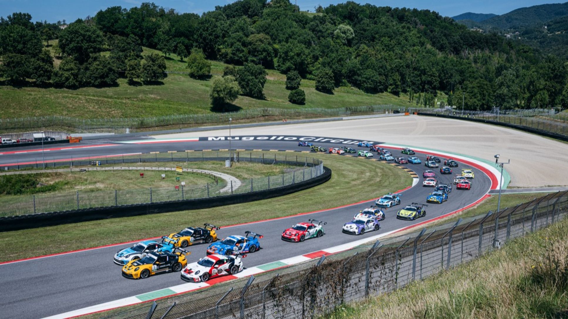 2024_pcci_Partenza al Mugello con testa a testa fra Ten Voorde e Klein e il gruppo che sfila alla prima curva