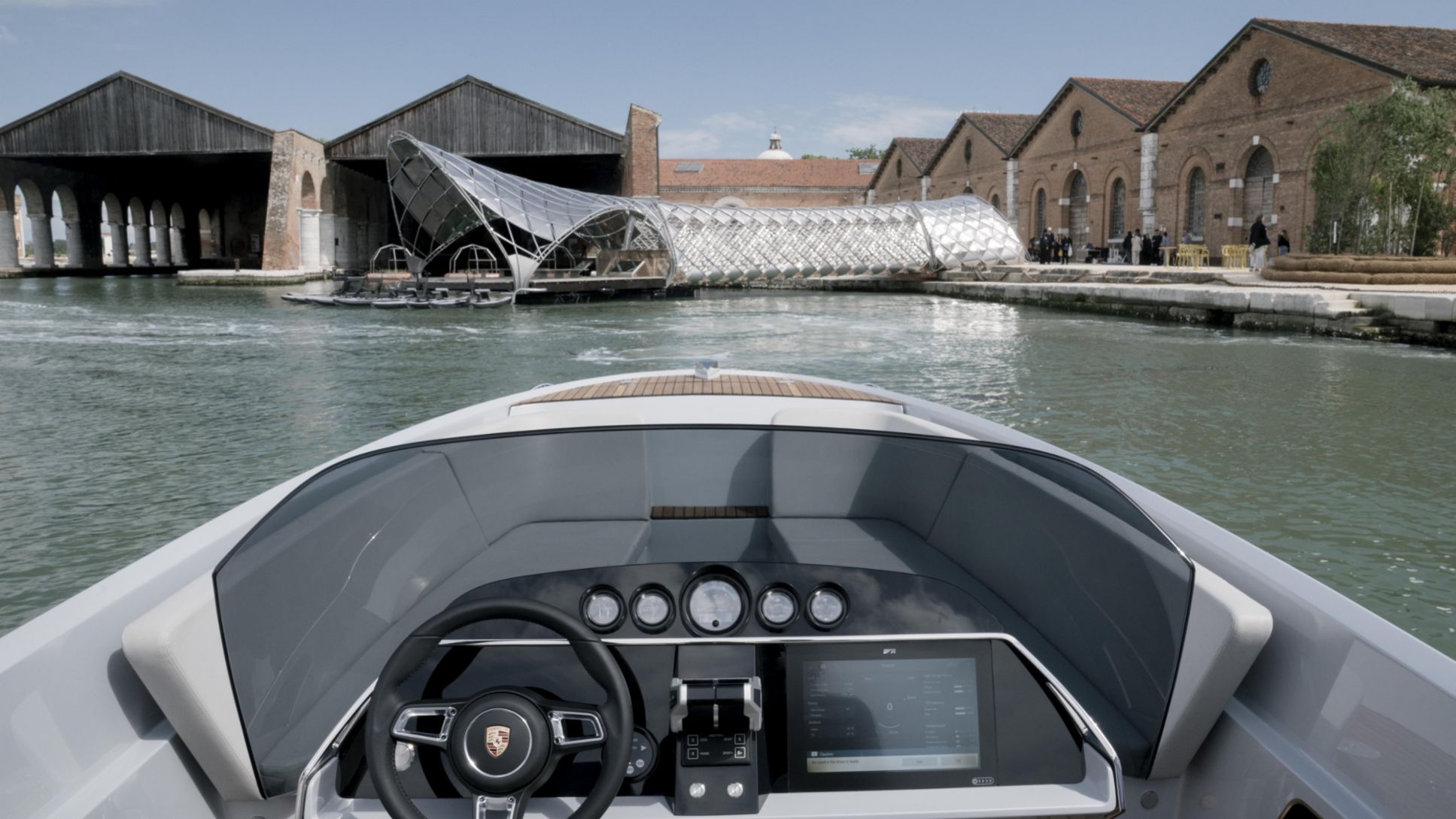 L'istallazione architettonica funge da ponte d'accesso alla mobilità elettrica, creando un collegamento con i nuovi mezzi di trasporto elettrici su acqua e terraferma