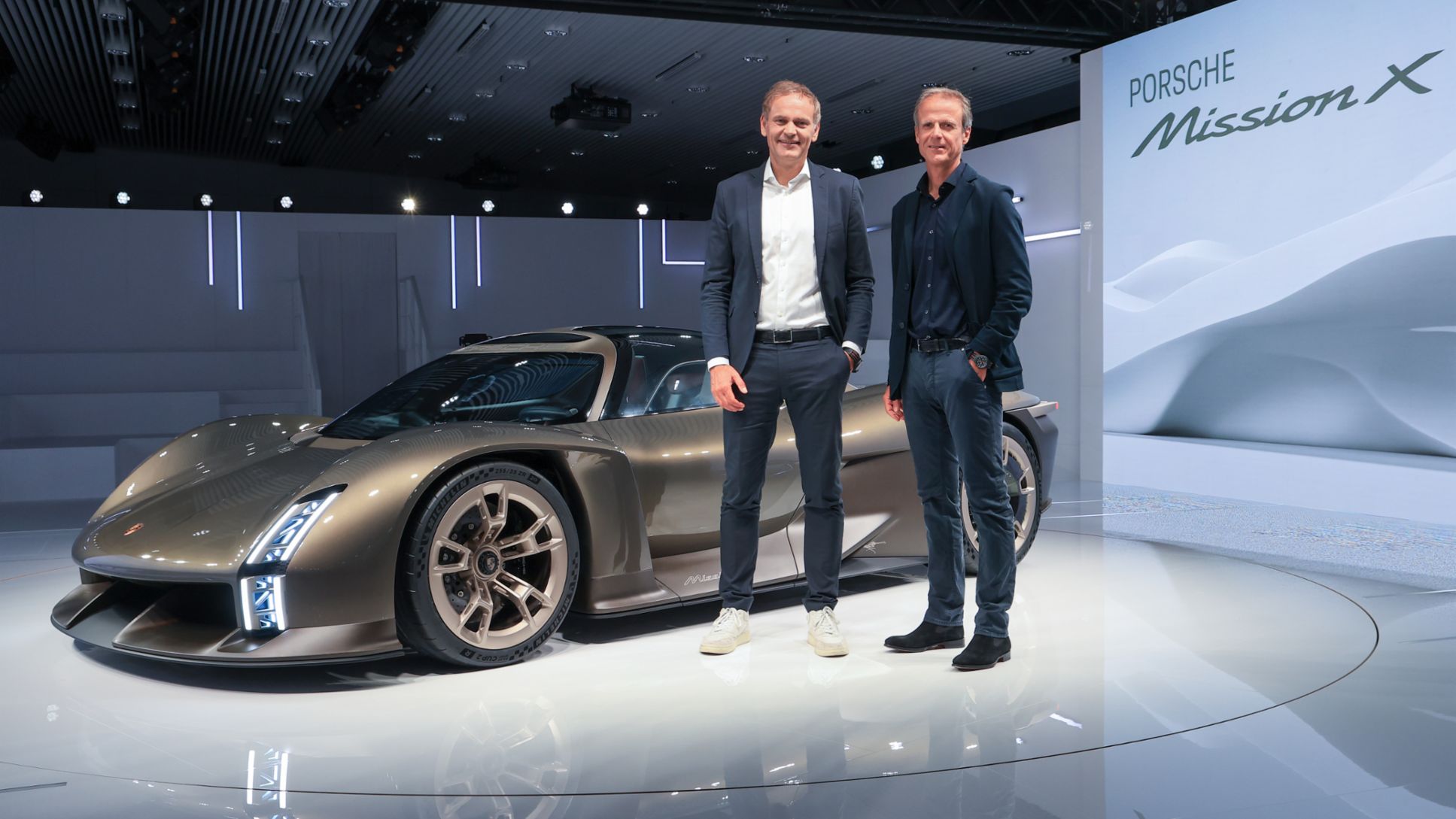 Oliver Blume, Președintele Comitetului Executiv al Porsche AG, și Michael Mauer, Vicepreședinte Style Porsche au prezentat Mission X cu ocazia aniversării „75 de ani de mașini sport Porsche” la Muzeul Porsche.