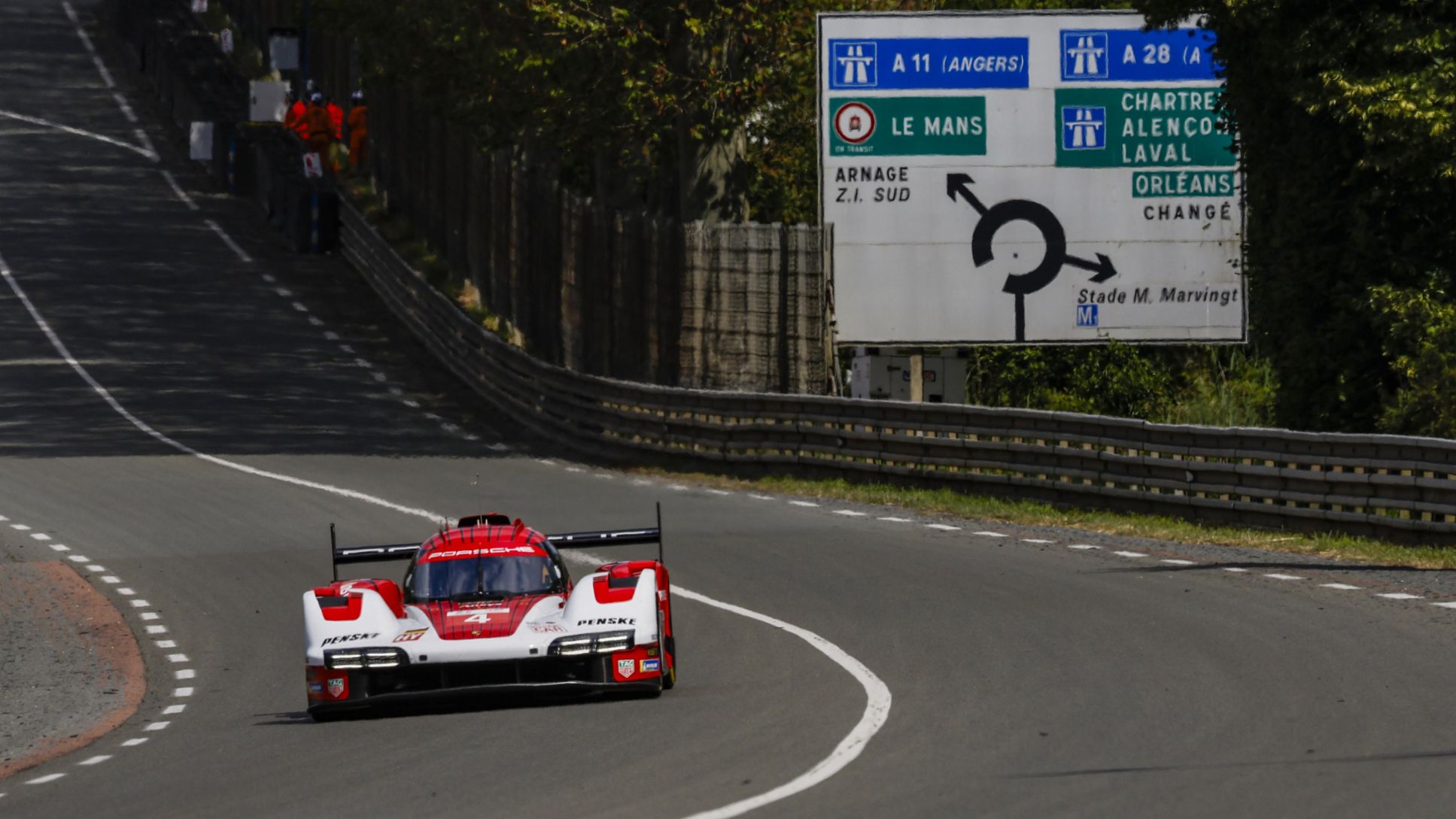 Porsche 963, Porsche Penske Motorsport (#4), Felipe Nasr (BRA), Nick Tandy (GBR), Pascal Wehrlein (DEU), Le Mans, France, 2025, Porsche AG