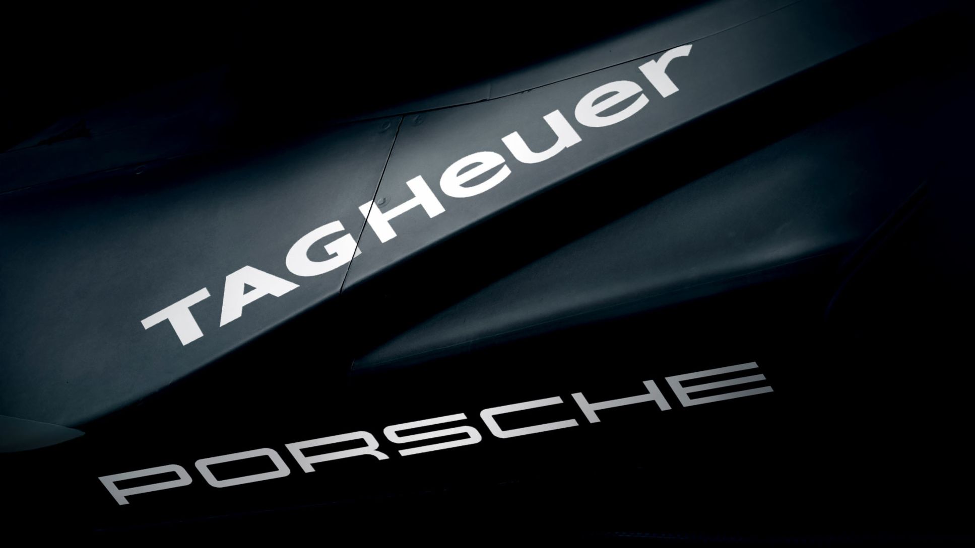 TAG Heuer и Porsche: логитипы на болиде Porsche Formula E, 2019, Porsche AG